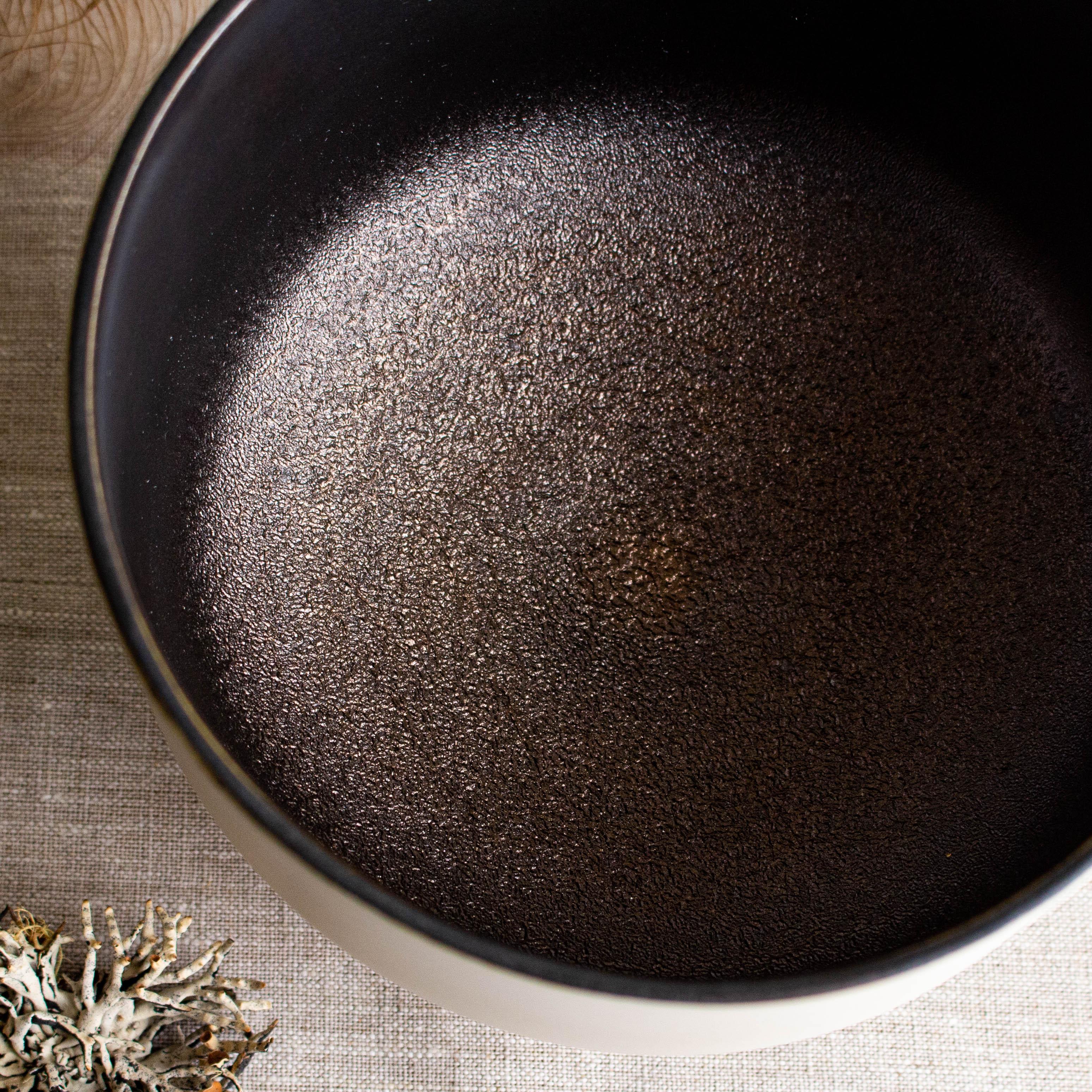 Bol décoratif en porcelaine blanche avec glaçure bronze texturée par Lisa Whiting Neuf - En vente à Geneve, CH