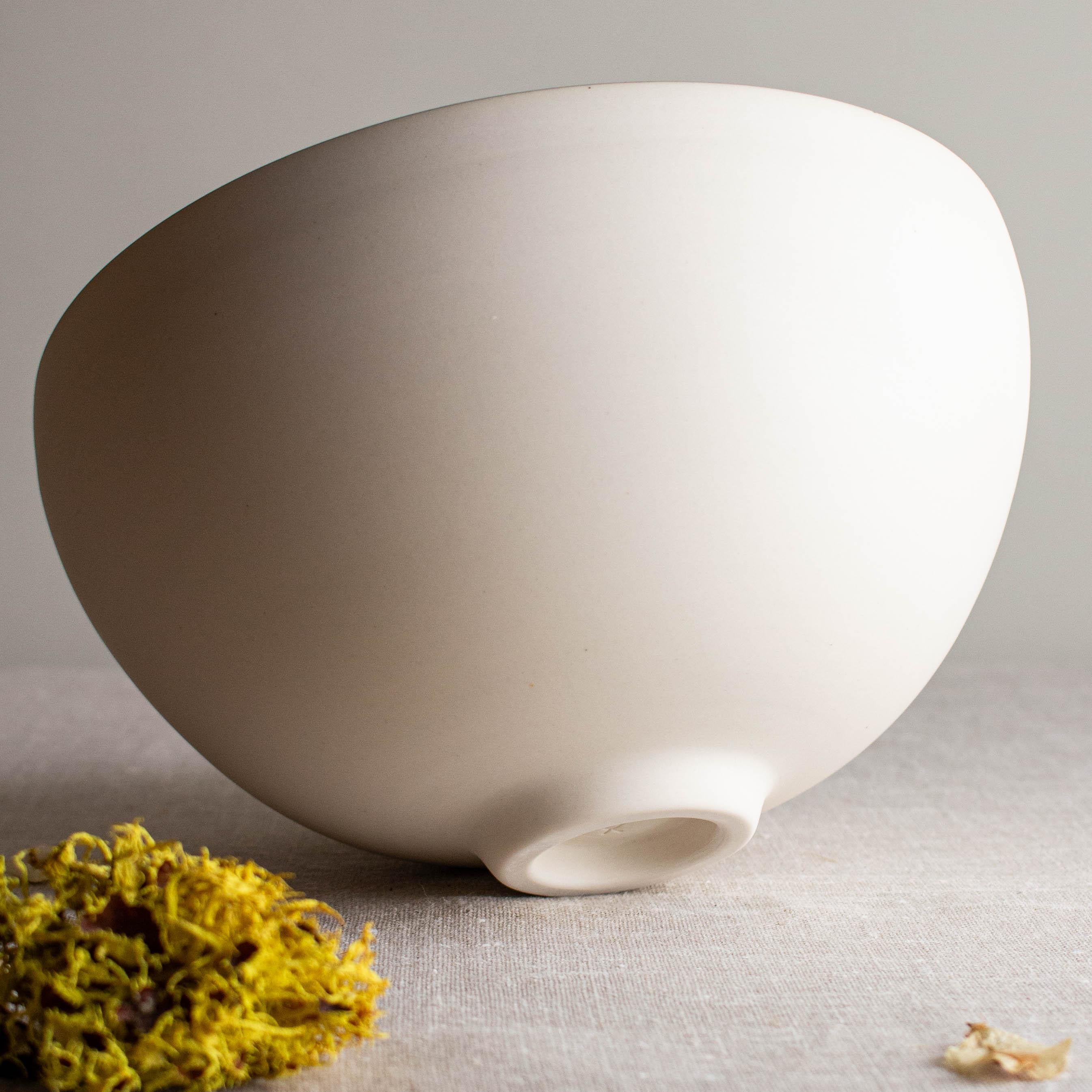 Dekorative Schale aus weißem Porzellan mit strukturierter Bronze-Glasur von Lisa Fleming im Zustand „Neu“ im Angebot in Geneve, CH