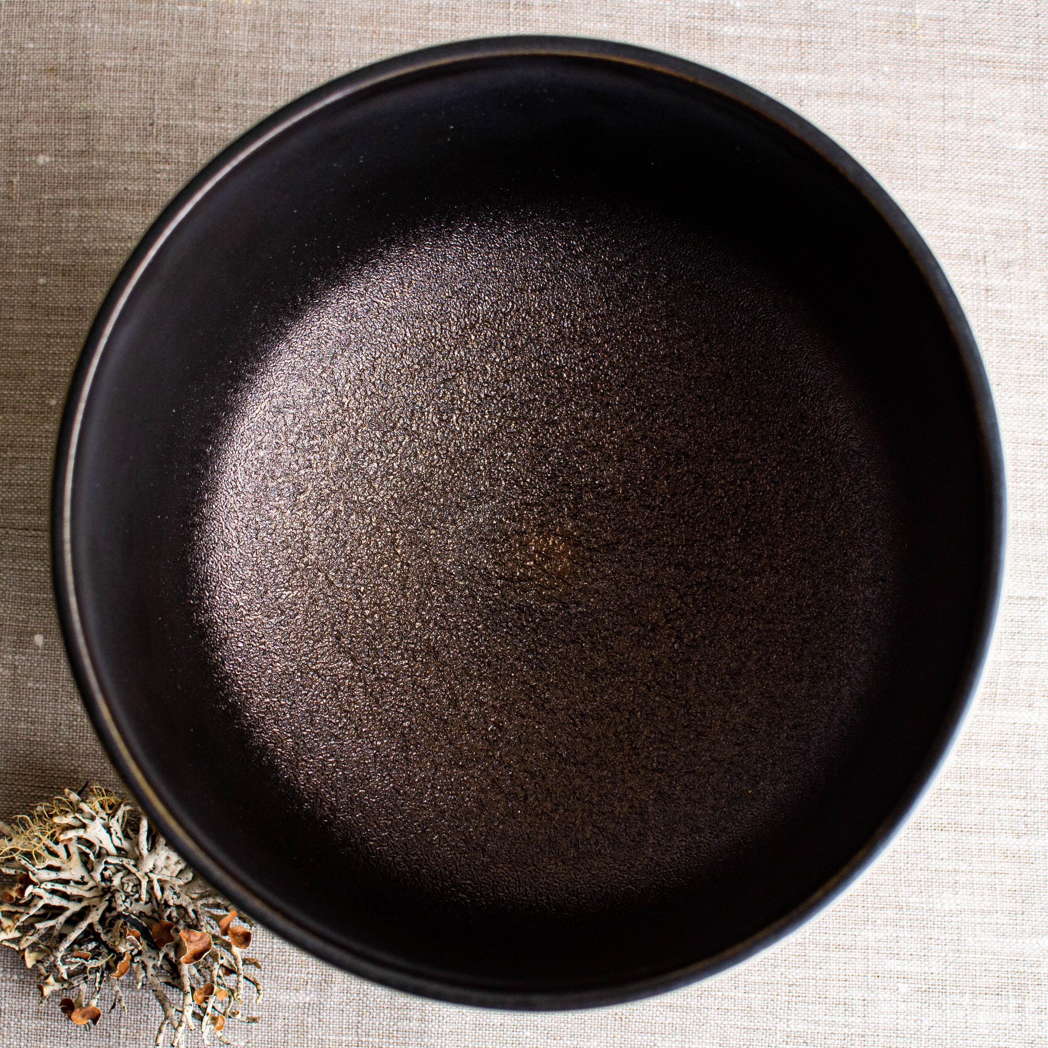 XXIe siècle et contemporain Bol décoratif en porcelaine blanche avec glaçure bronze texturée par Lisa Whiting en vente