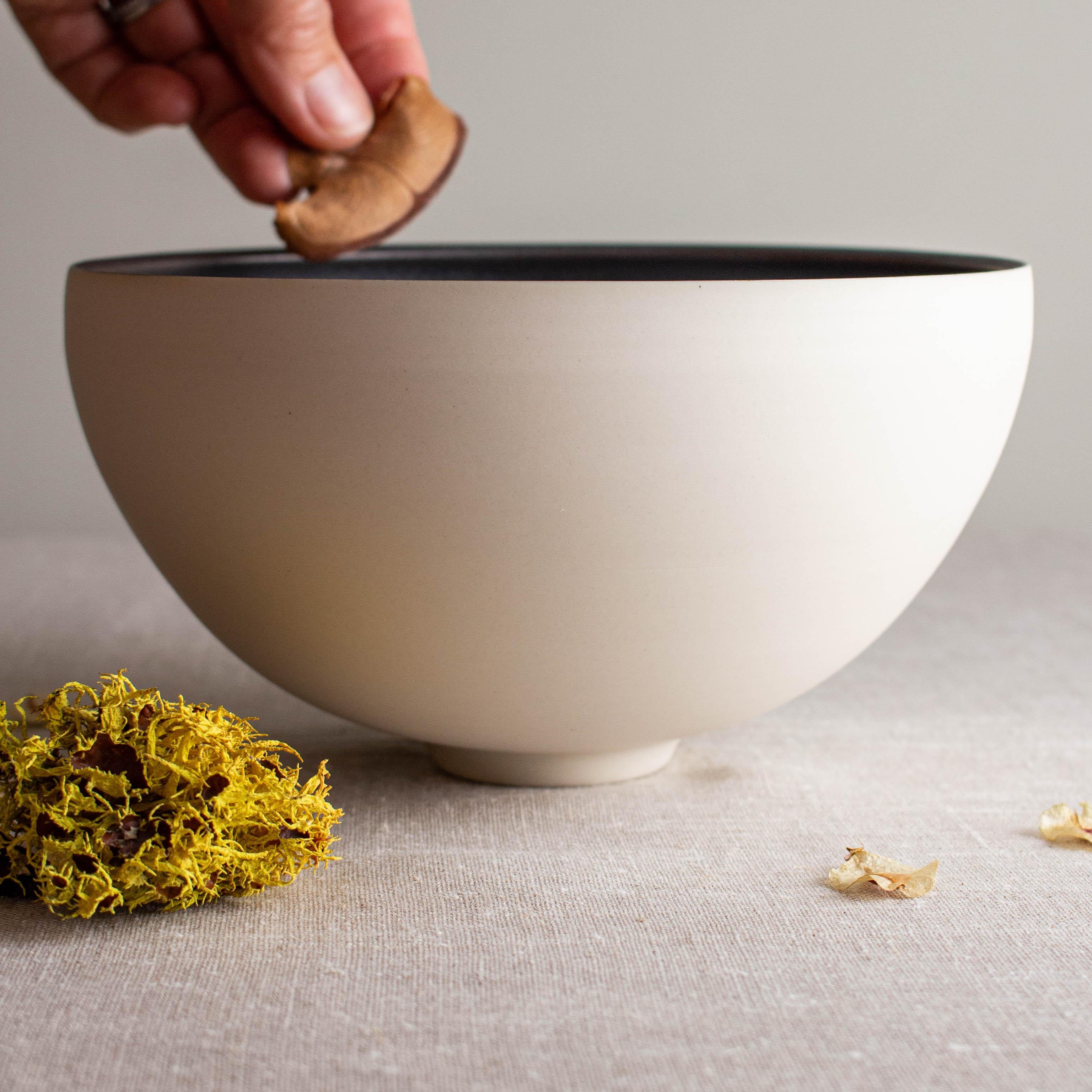 Dekorative Schale aus weißem Porzellan mit strukturierter Bronze-Glasur von Lisa Fleming (21. Jahrhundert und zeitgenössisch) im Angebot