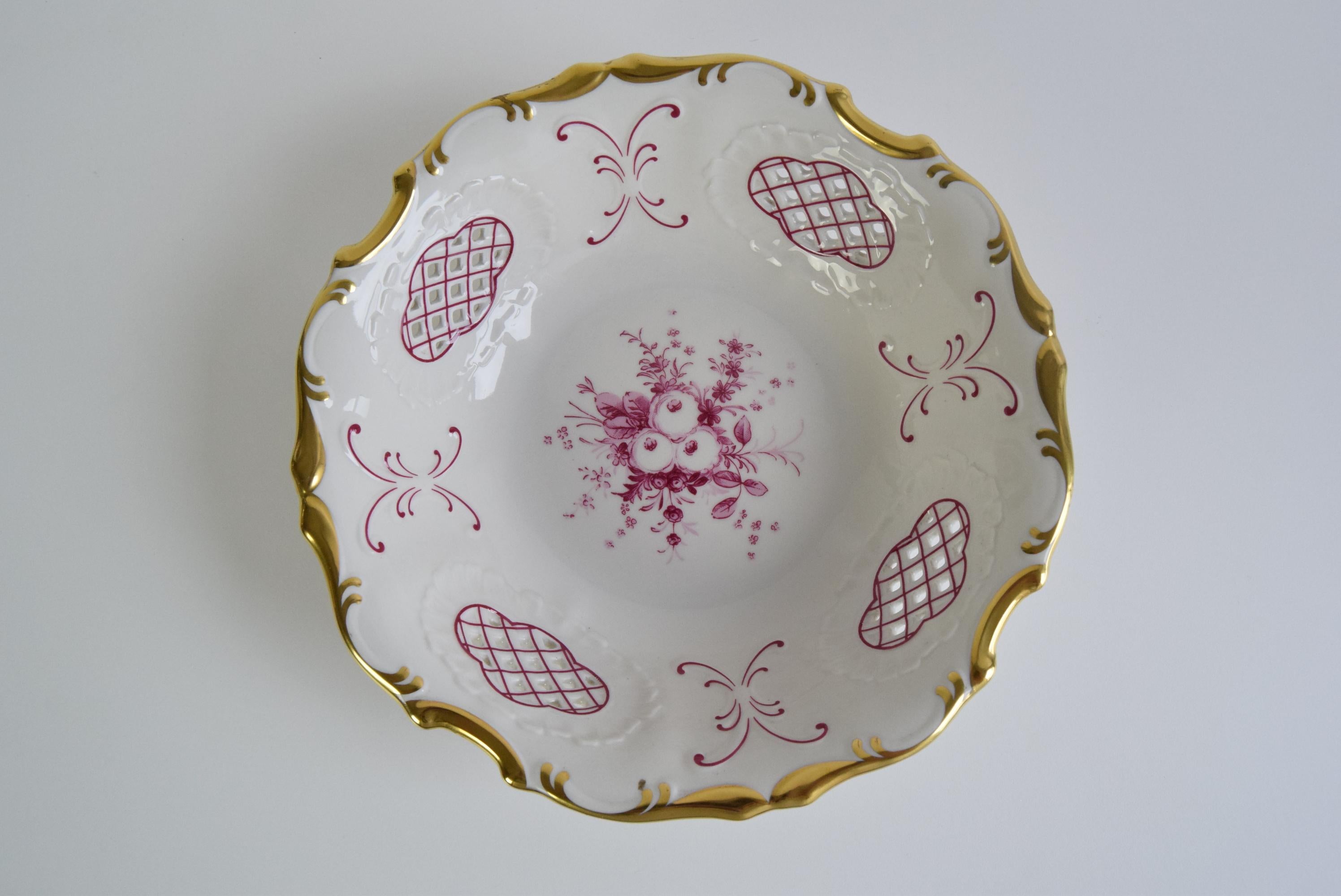 Mid-Century Modern Decorative bowl, Openwork porcelain, Pirken Hammer, 1960's. For Sale