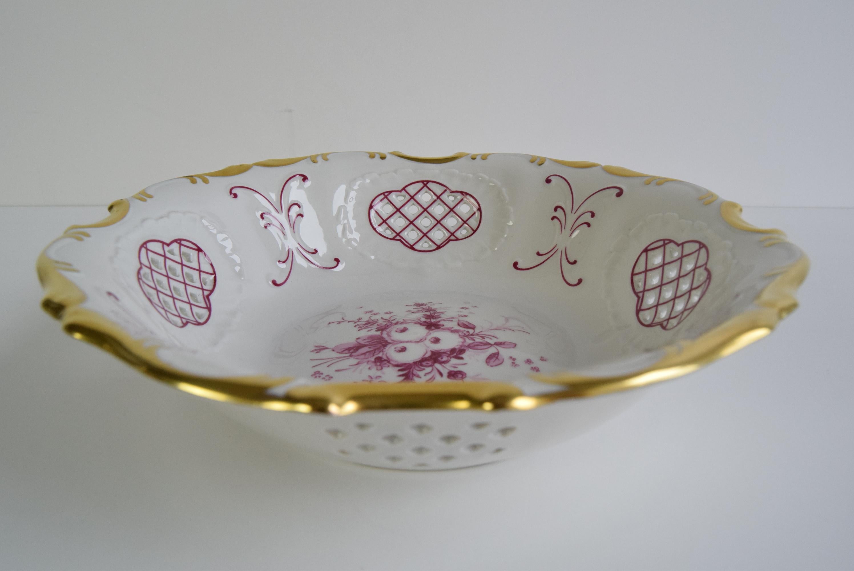 Czech Decorative bowl, Openwork porcelain, Pirken Hammer, 1960's. For Sale