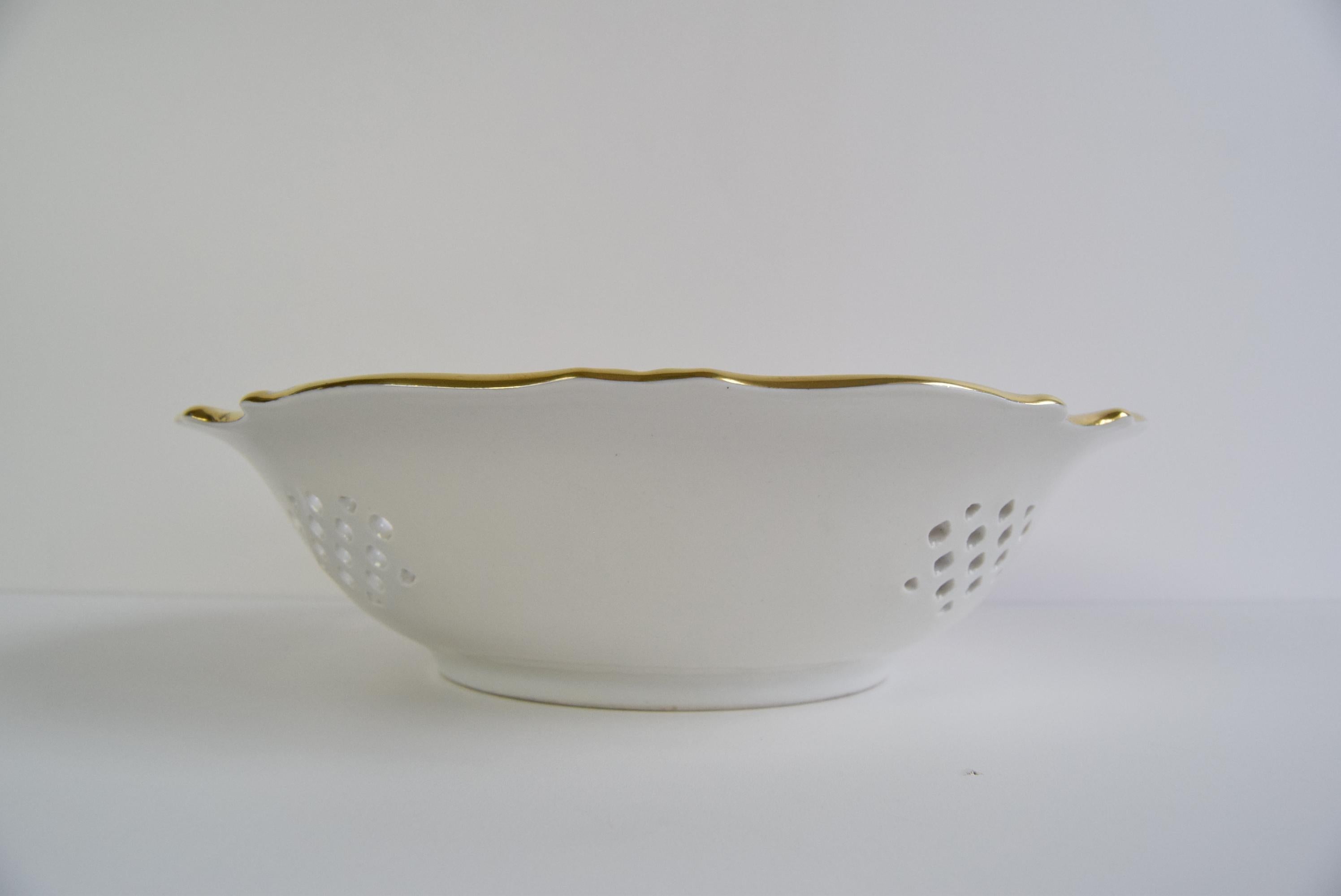 Mid-20th Century Decorative bowl, Openwork porcelain, Pirken Hammer, 1960's. For Sale