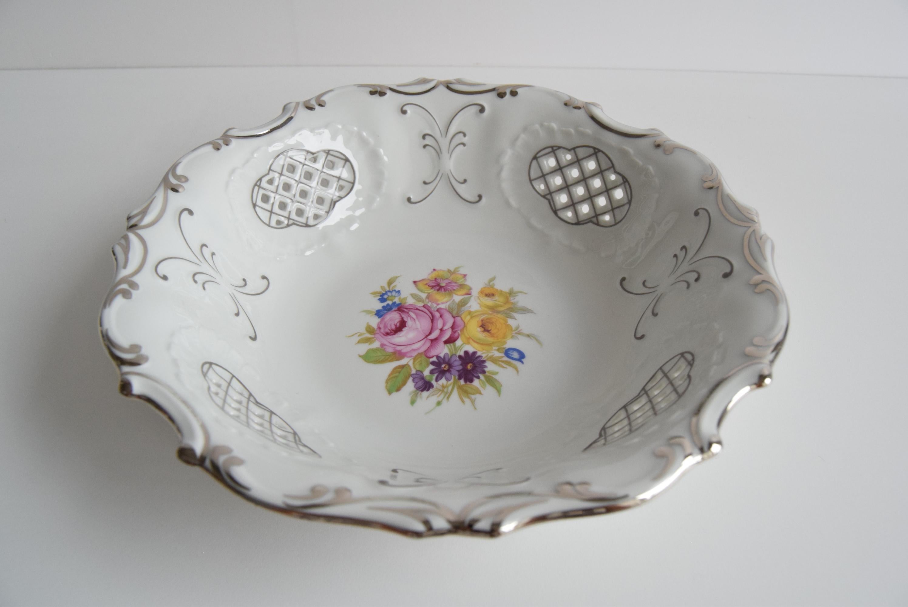 Decorative bowl, Openwork porcelain, Pirken Hammer, 1960's. For Sale 1