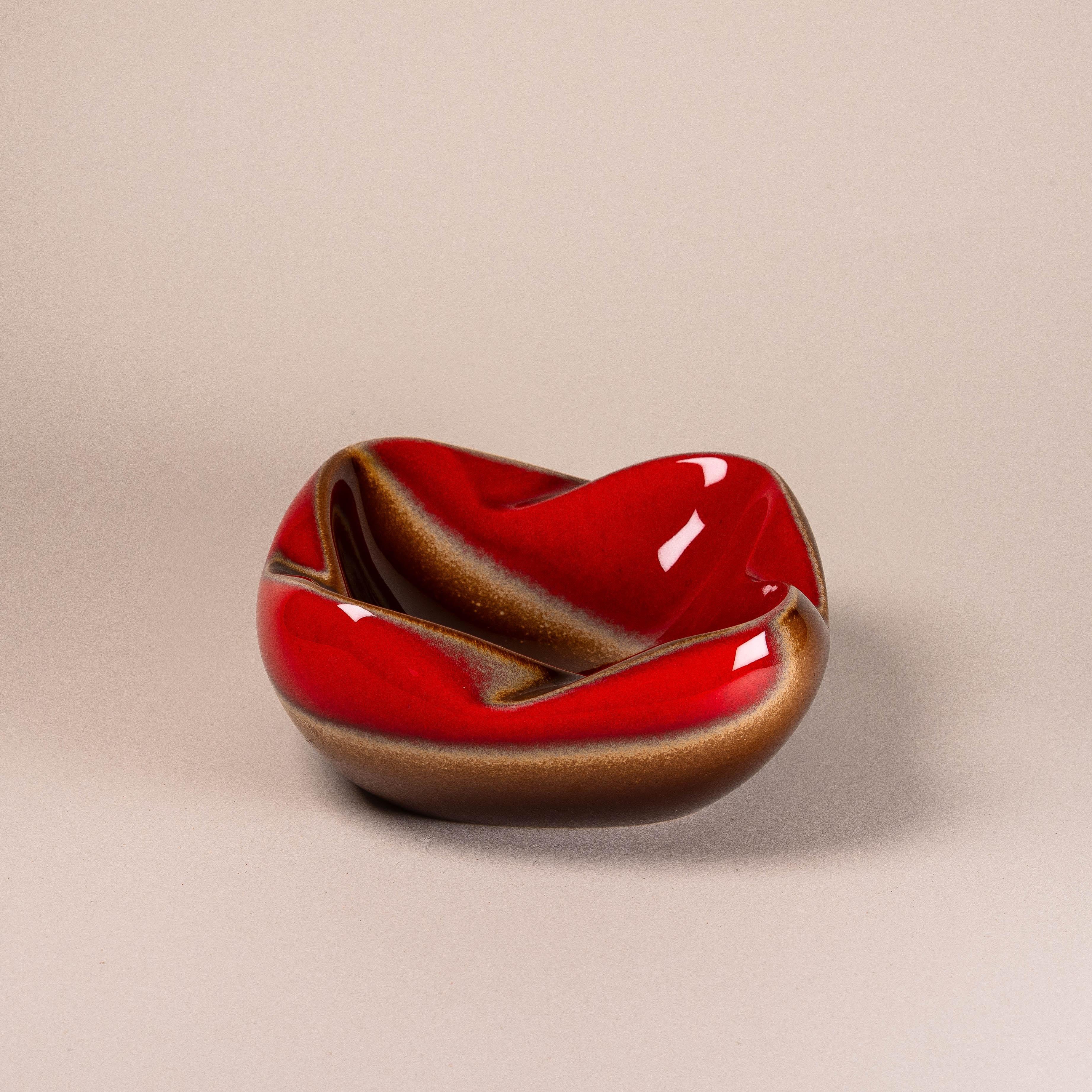 Decorative Bowl or Dish, Ceramic in Red and Brown Enamel, Verceram France 1950

High quality ceramic bowl or vide poche, manufactured by French ceramic atelier named VERCERAM.

They used to create lamps, bowls, vases with great design (see their bio