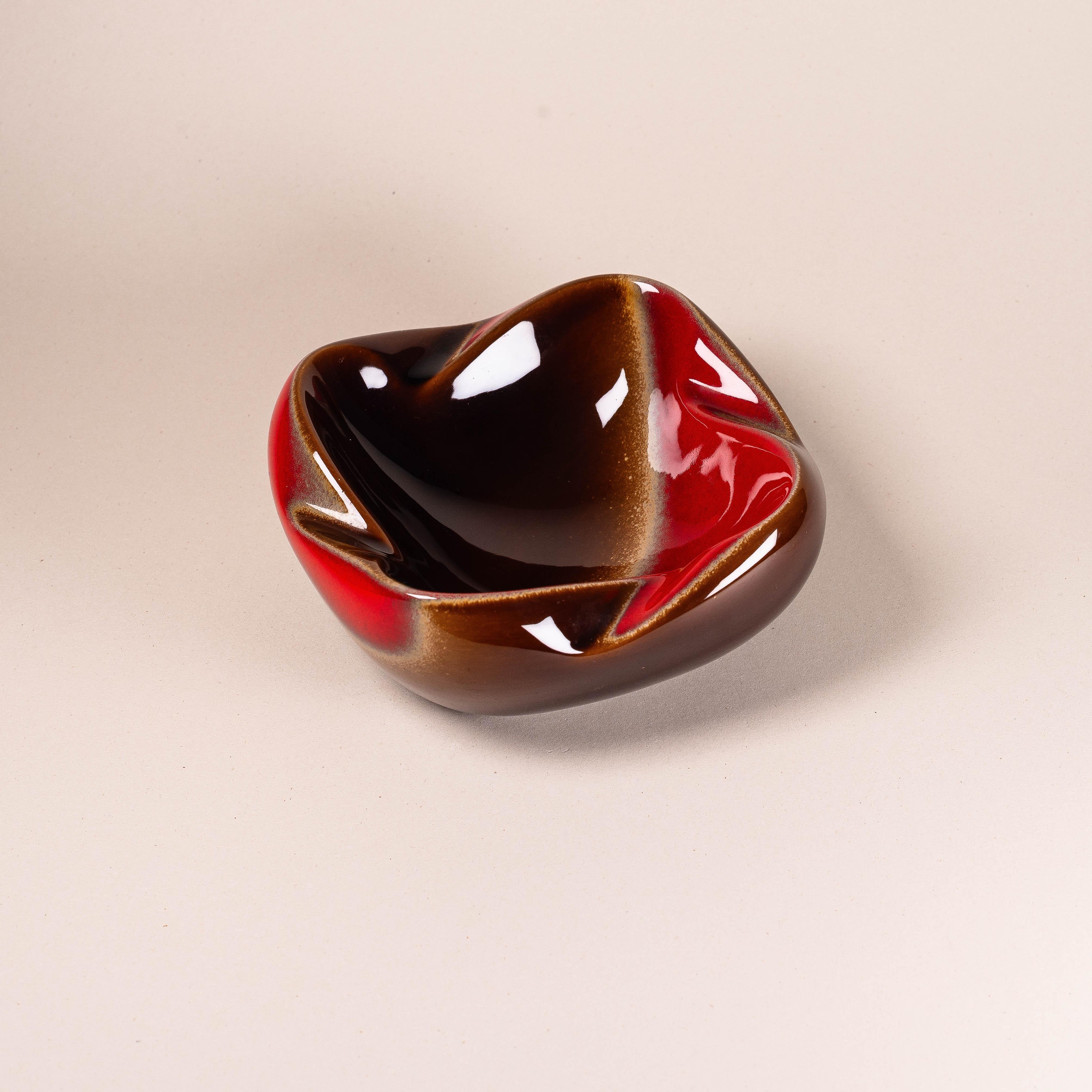 Decorative Bowl or Dish, Ceramic in Red and Brown Enamel, Verceram France 1950 In Good Condition For Sale In ROUEN, FR