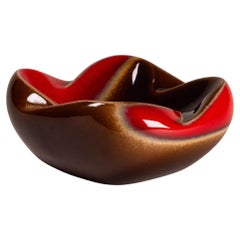 Cuenco o plato decorativo, cerámica esmaltada en rojo y marrón, Verceram Francia 1950