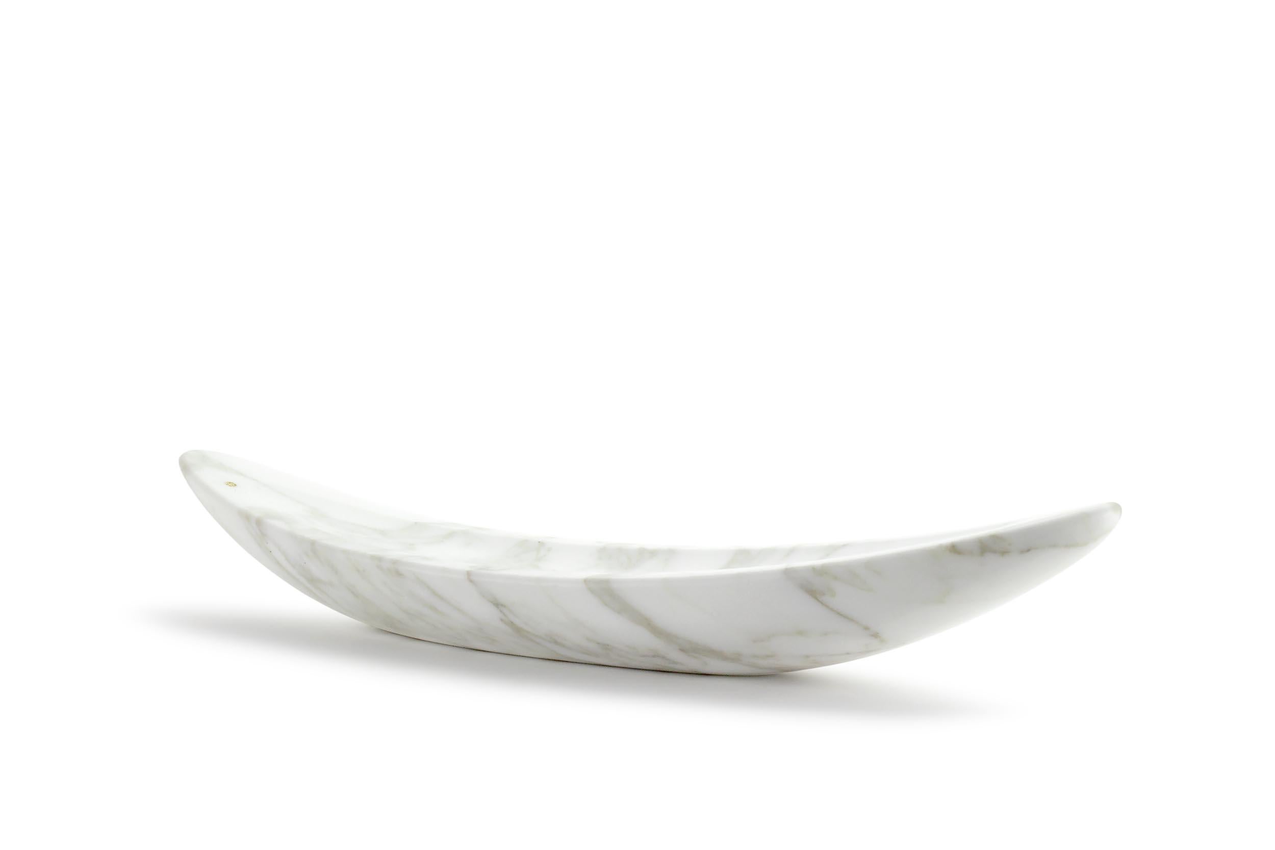 
Gondola, big elegant bowl, hand-sculpted from a solid block of Calacatta marble.

Bowl dimensions: Big L 65 x W 13 x H 11 cm, also available: Small L 55 x W 12 x H 9.5 cm.
Available in different marbles, onyx and quartzite.

100% Hand made in