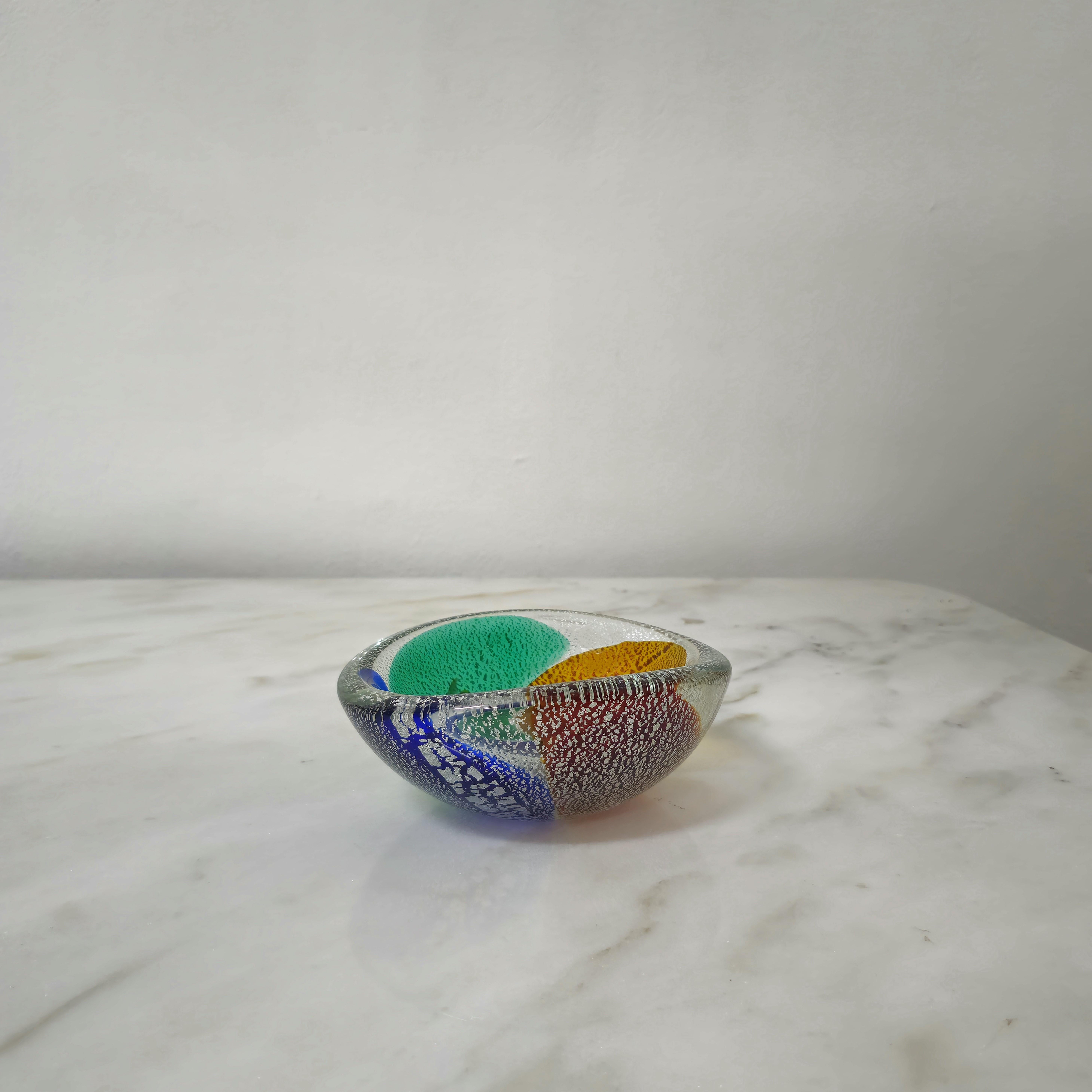 Decorative bowl/pocket tray made of submerged Murano glass with a semispherical body decorated with silvering and shades in shades of blue, green, caramel and mustard. Dino Martens, Italy 70s.



Note: We try to offer our customers an excellent
