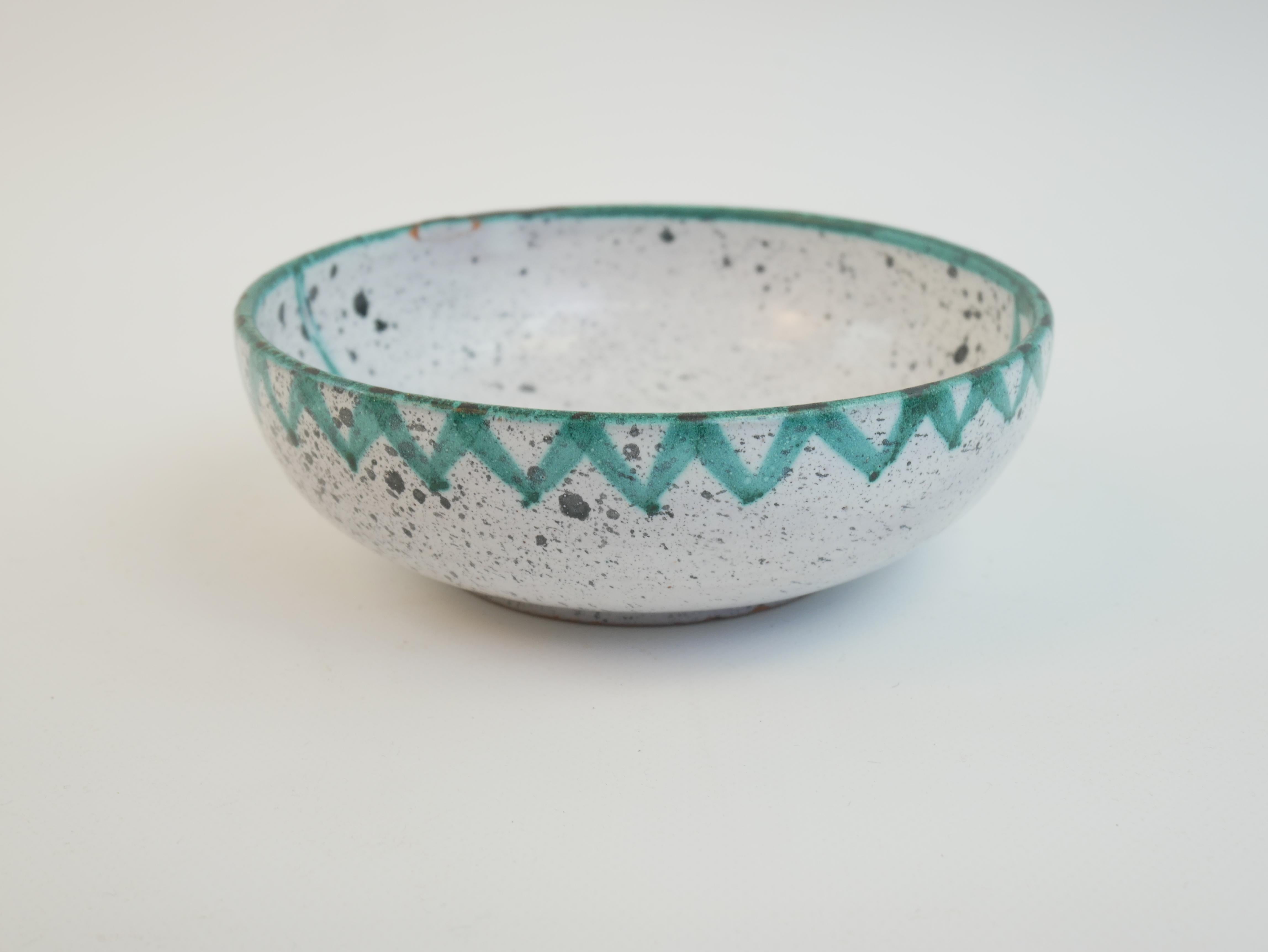 Decorative bowl with a drawing of a bird by Charles Voltz Vallauris circa 1960 For Sale 1