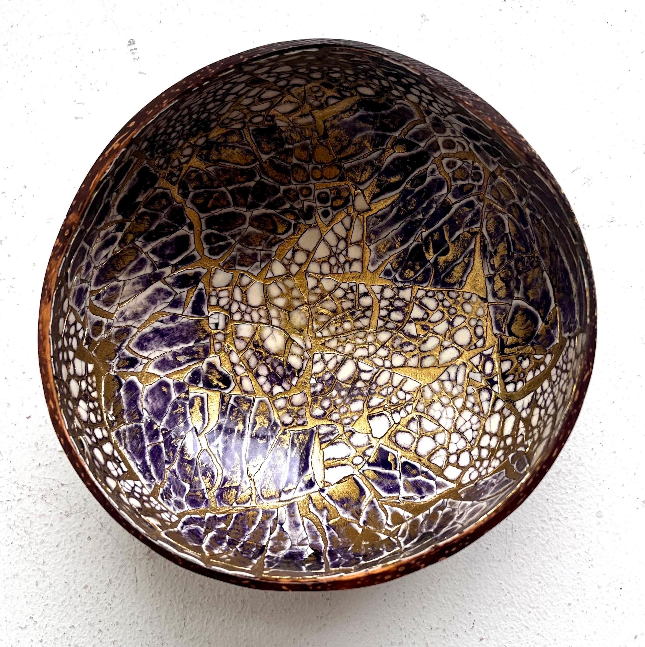 Postmoderno Ciotola decorativa con interessante decorazione ricavata da una noce di cocco in vendita