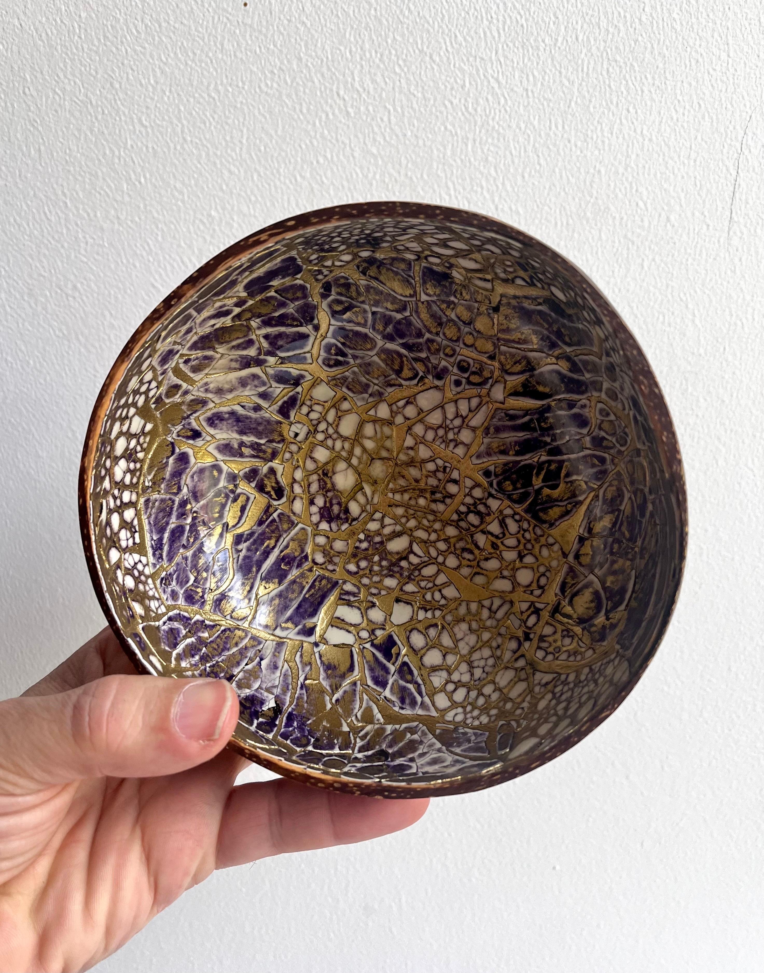 XX secolo Ciotola decorativa con interessante decorazione ricavata da una noce di cocco in vendita