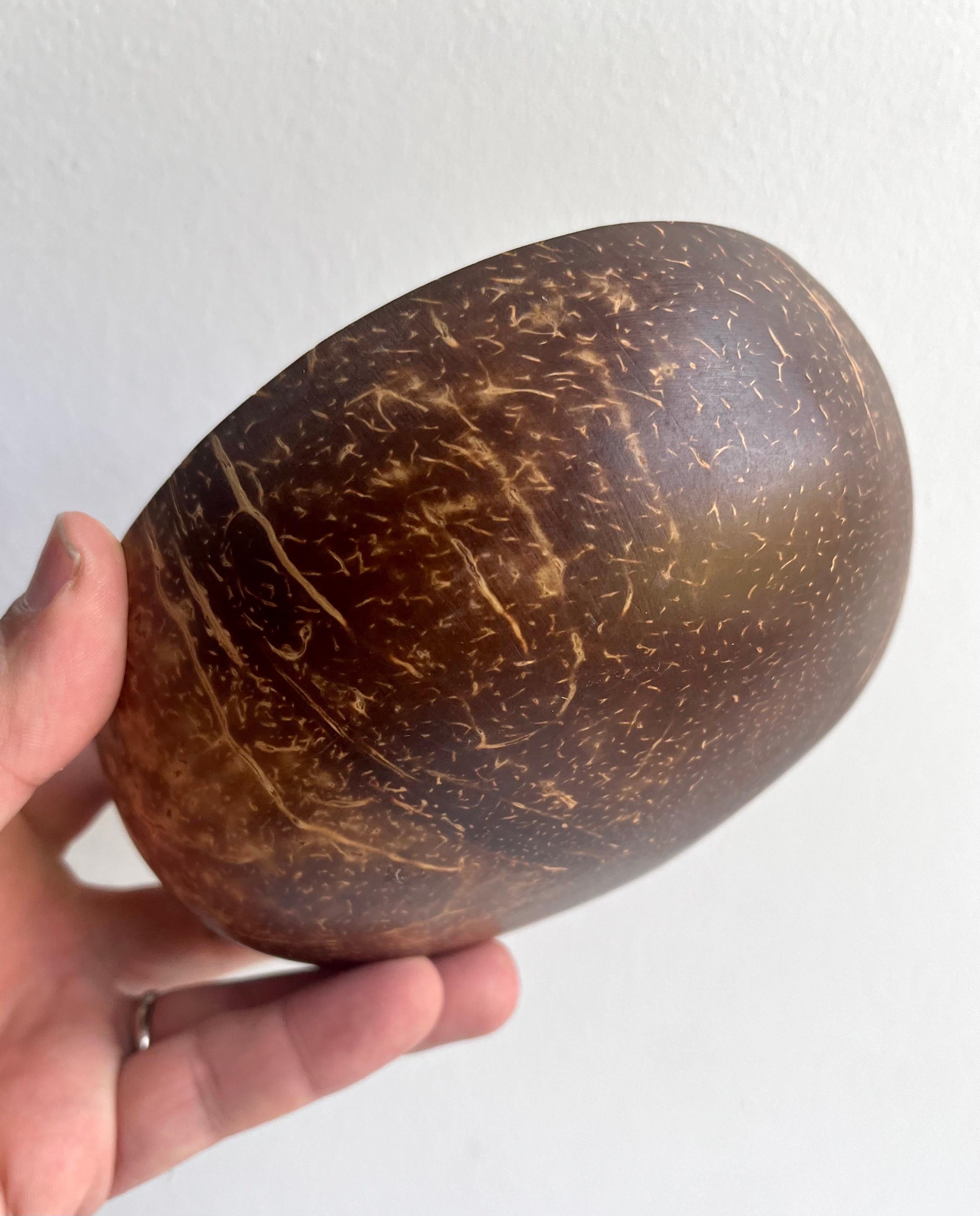 Ciotola decorativa con interessante decorazione ricavata da una noce di cocco in vendita 1