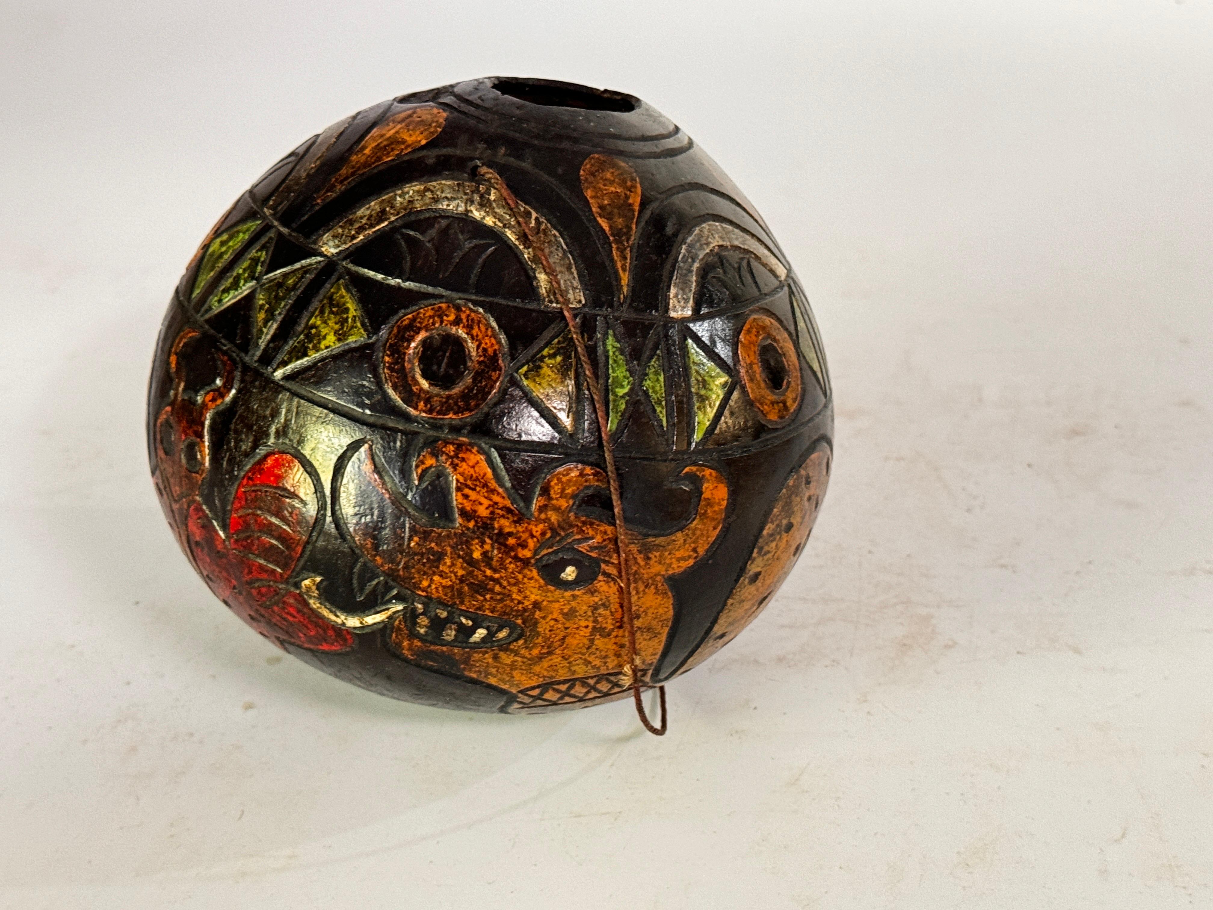 Dekorative Schale mit primitiven Dekorationen Grün Rot Gelb Farben Frankreich 1960 (Holz) im Angebot