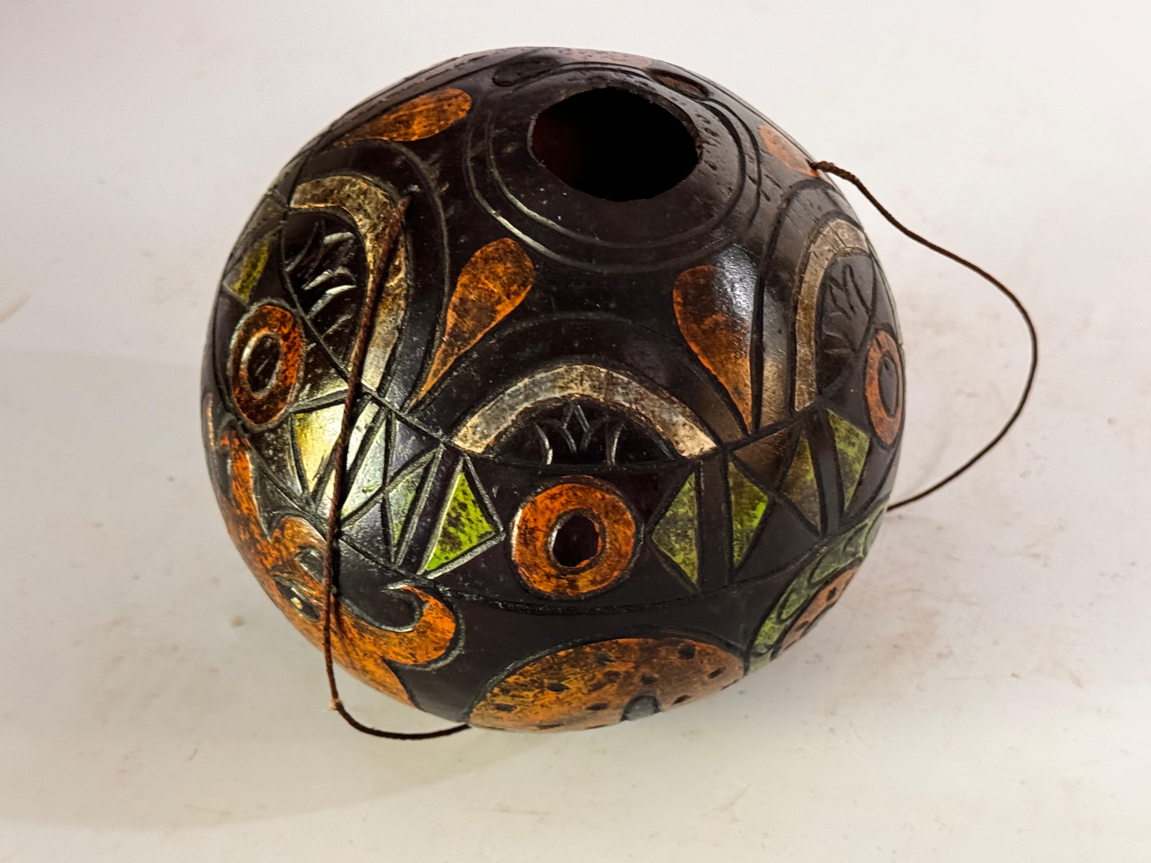 Dekorative Schale mit primitiven Dekorationen Grün Rot Gelb Farben Frankreich 1960 im Angebot 3