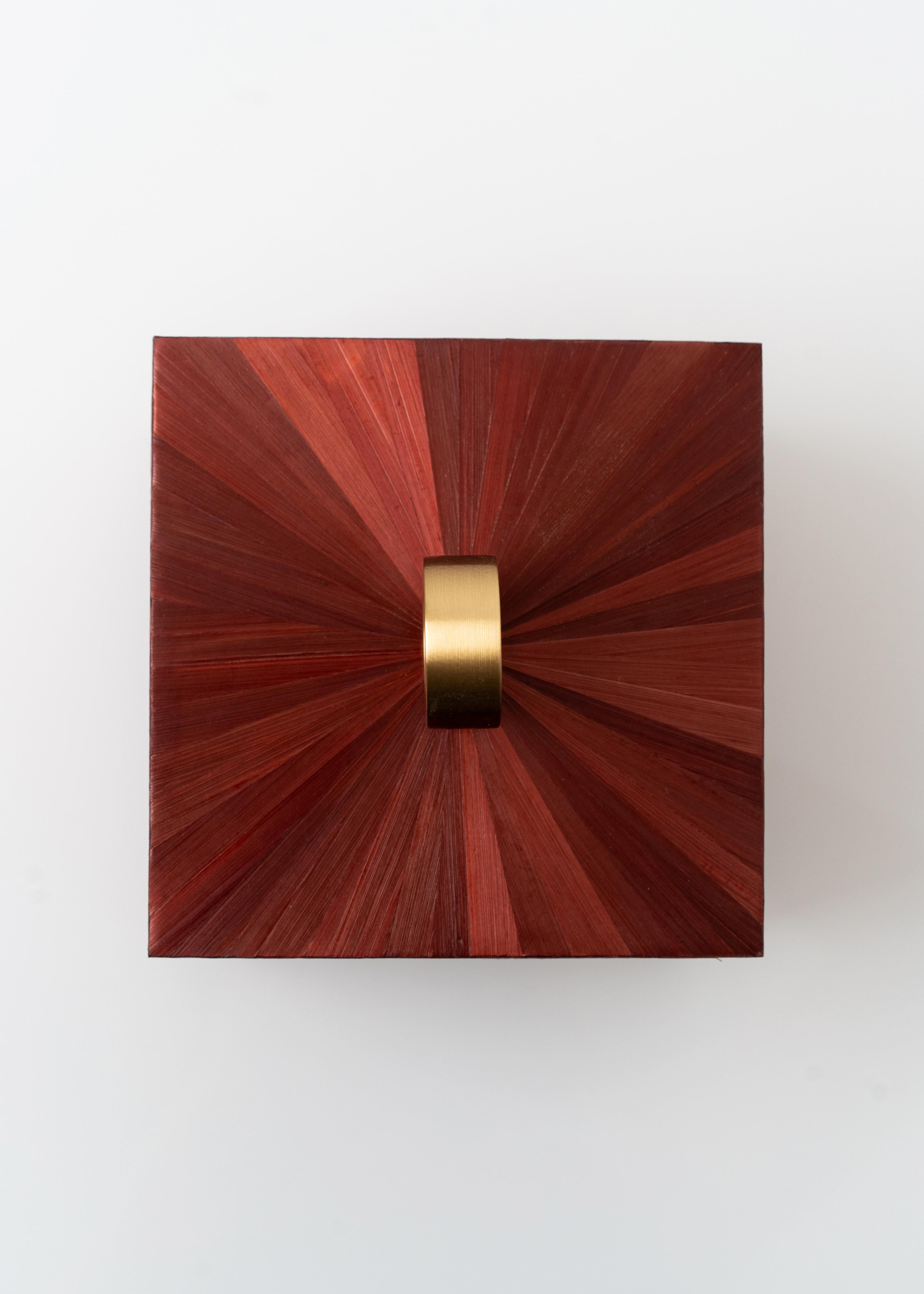 Caja del Tesoro Decorativa con Marquetería de Paja Roja Incrustación de Sol Artesanal en venta 1