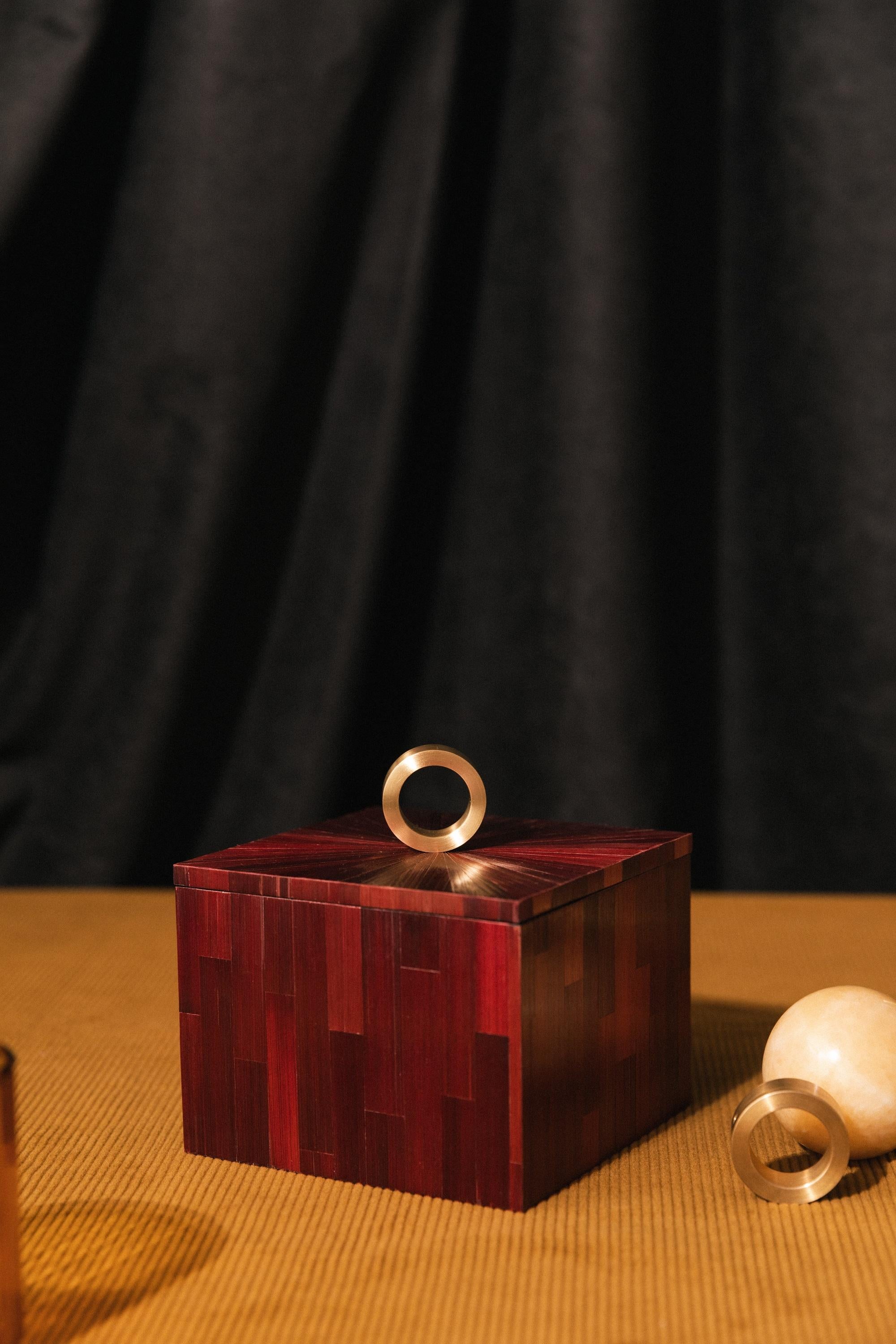 Dekorative Schachtel aus Messing mit Stroh-Intarsien, handgefertigte rote Biomaterialien (Arts and Crafts) im Angebot