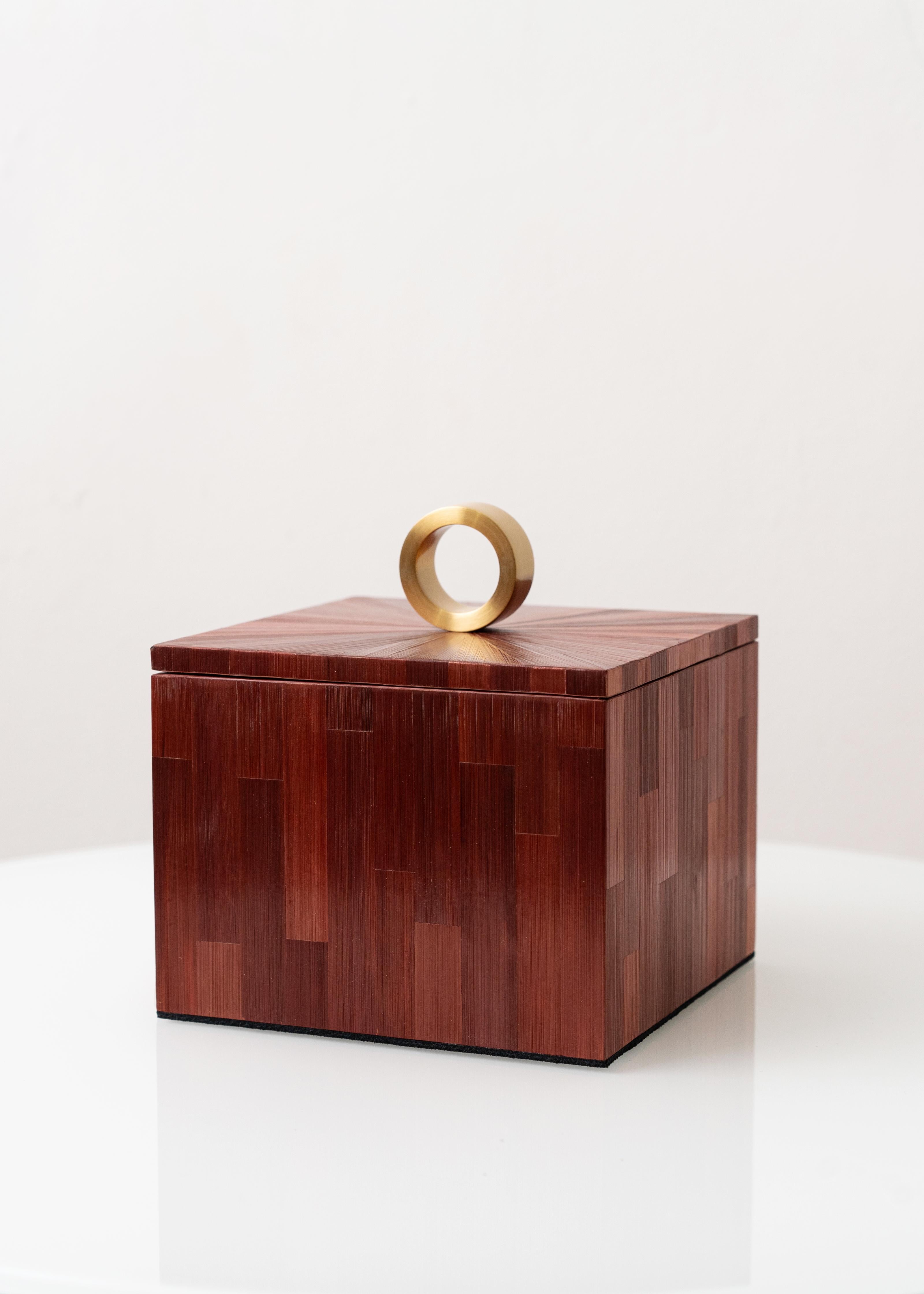 Caja del Tesoro Decorativa con Marquetería de Paja Roja Incrustación de Sol Artesanal en Nuevo estado para la venta en Warsaw, PL