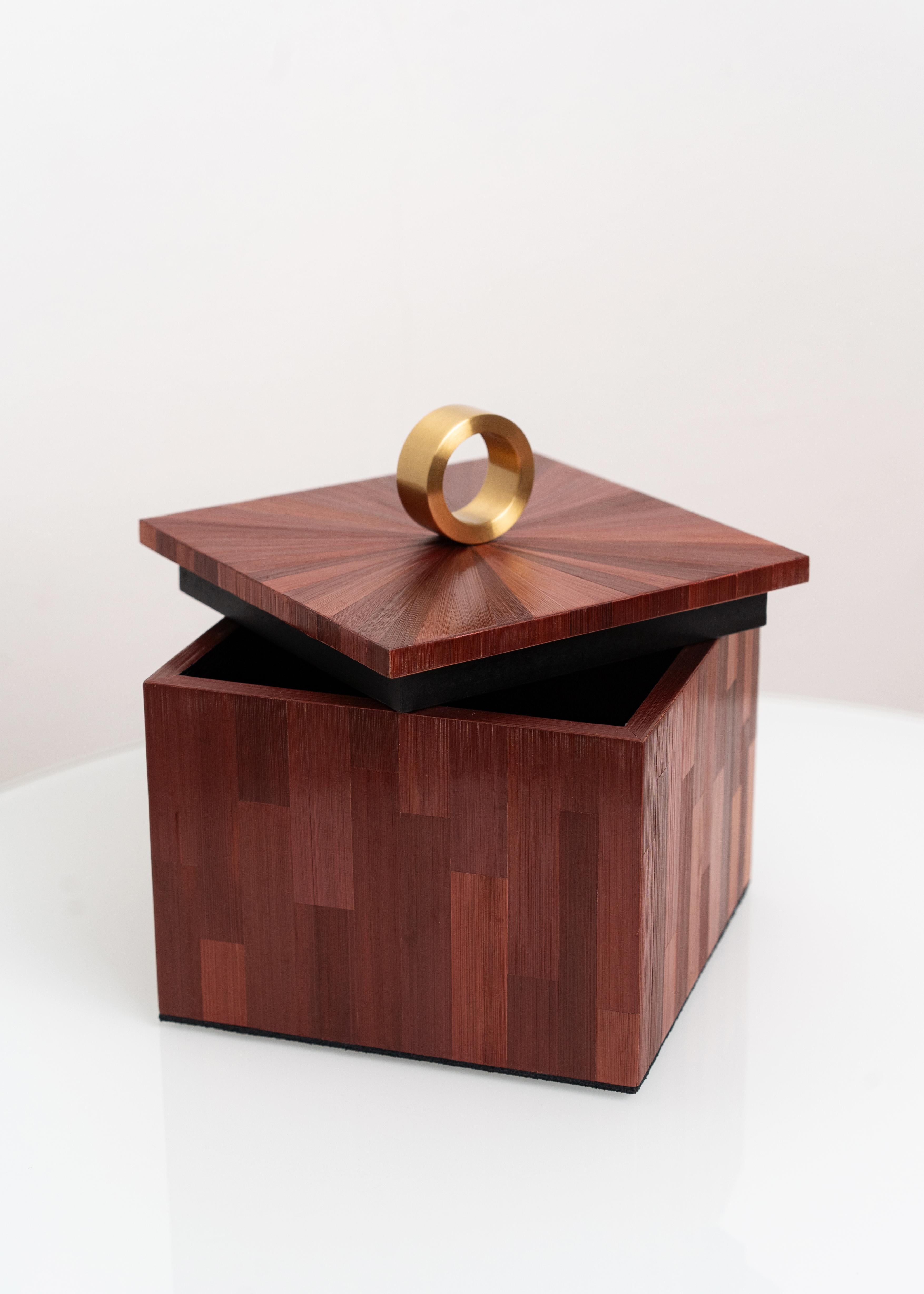 Caja del Tesoro Decorativa con Marquetería de Paja Roja Incrustación de Sol Artesanal Siglo XXI y contemporáneo en venta