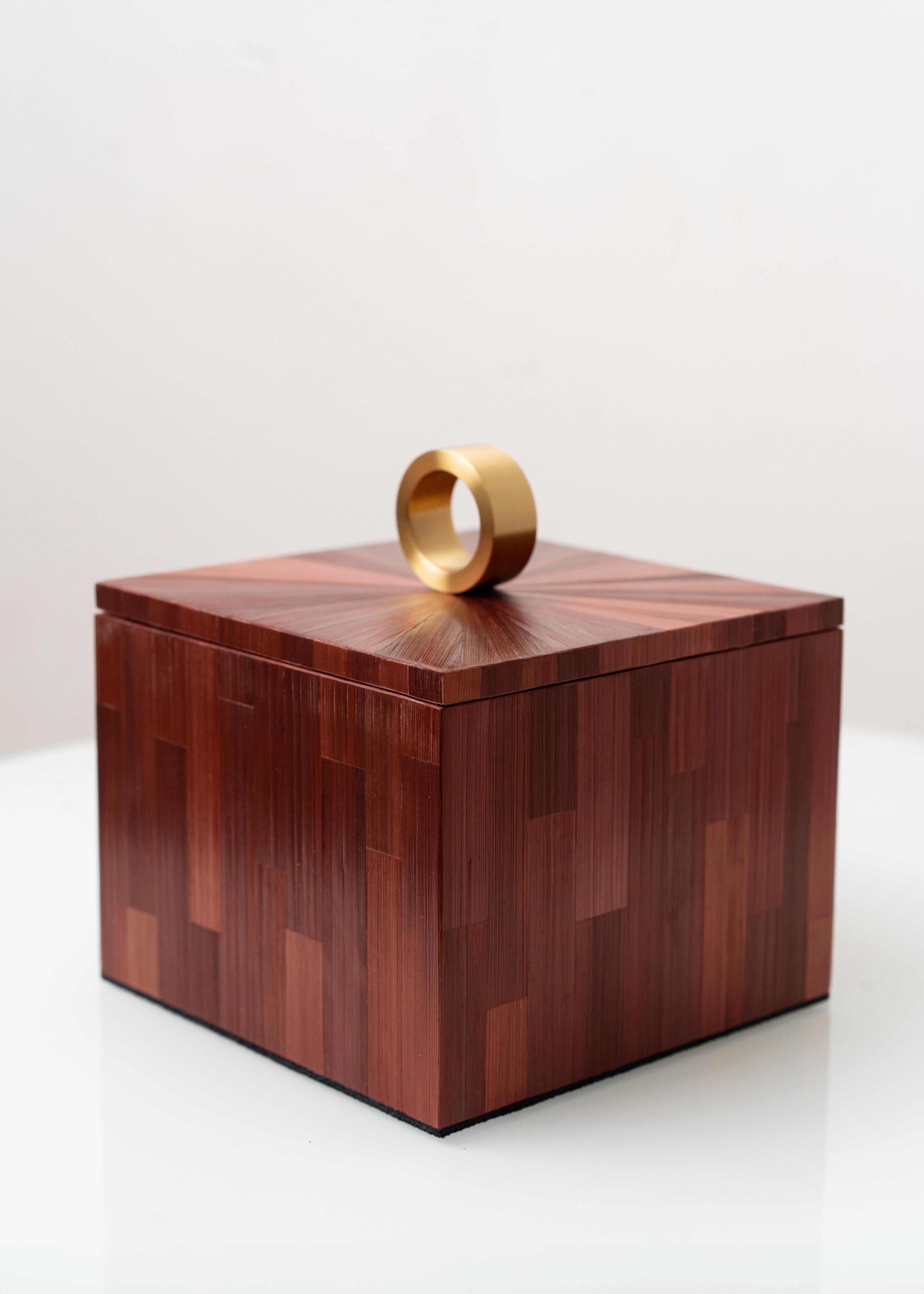 Caja del Tesoro Decorativa con Marquetería de Paja Roja Incrustación de Sol Artesanal Latón en venta