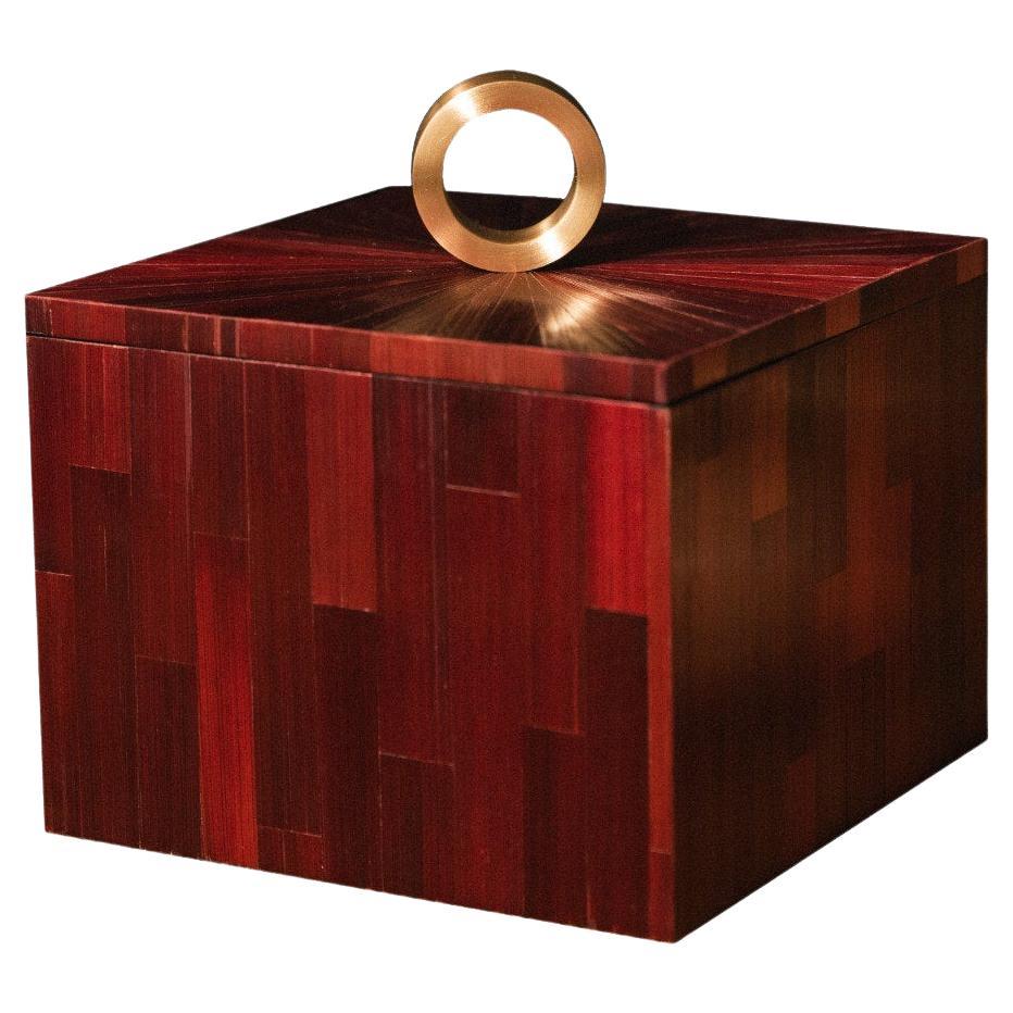 Dekorative Schachtel aus Messing mit Stroh-Intarsien, handgefertigte rote Biomaterialien