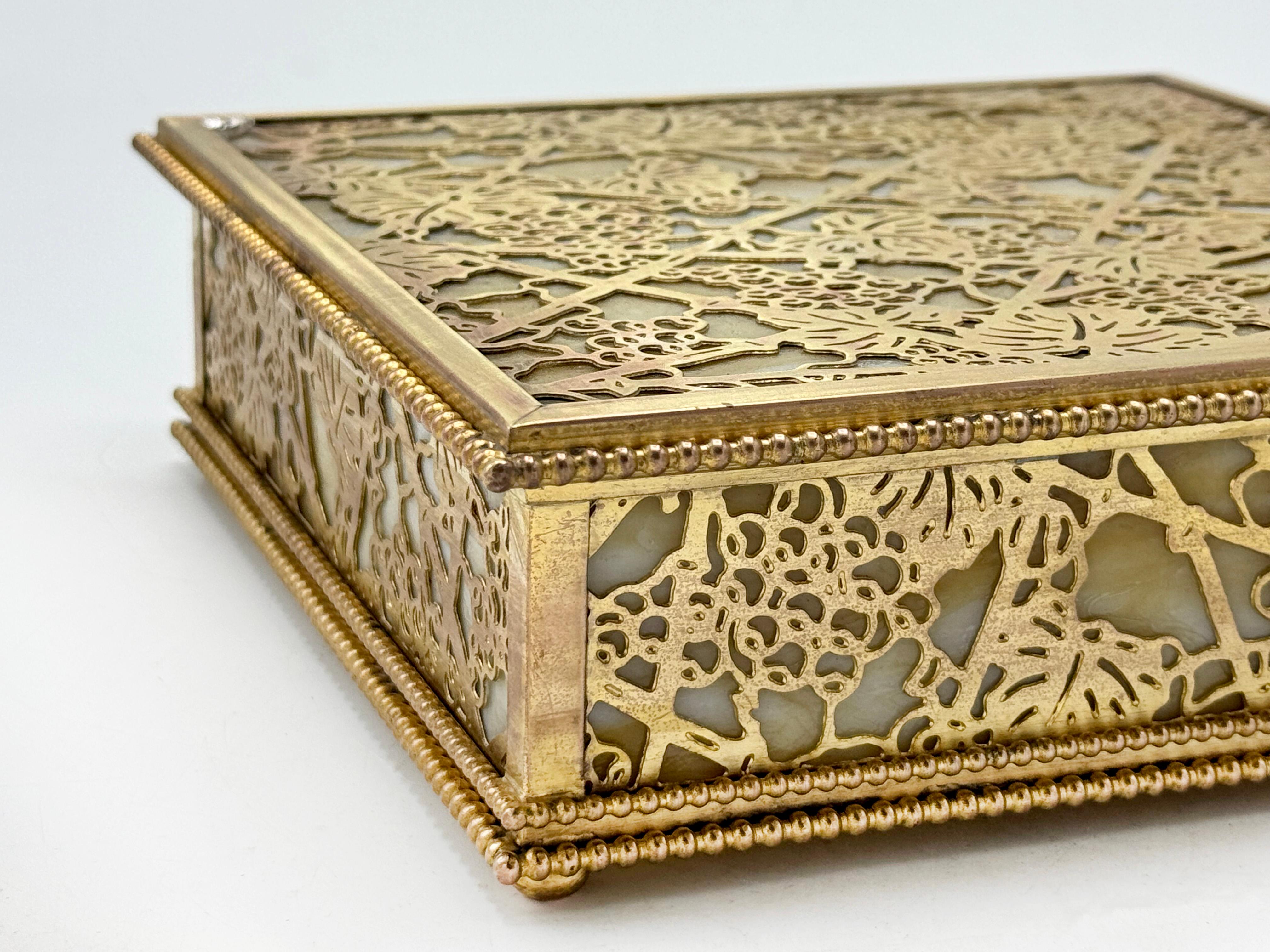 Decorative box by Tiffany Studios New York in bronze and and Slag Glass For Sale 1
