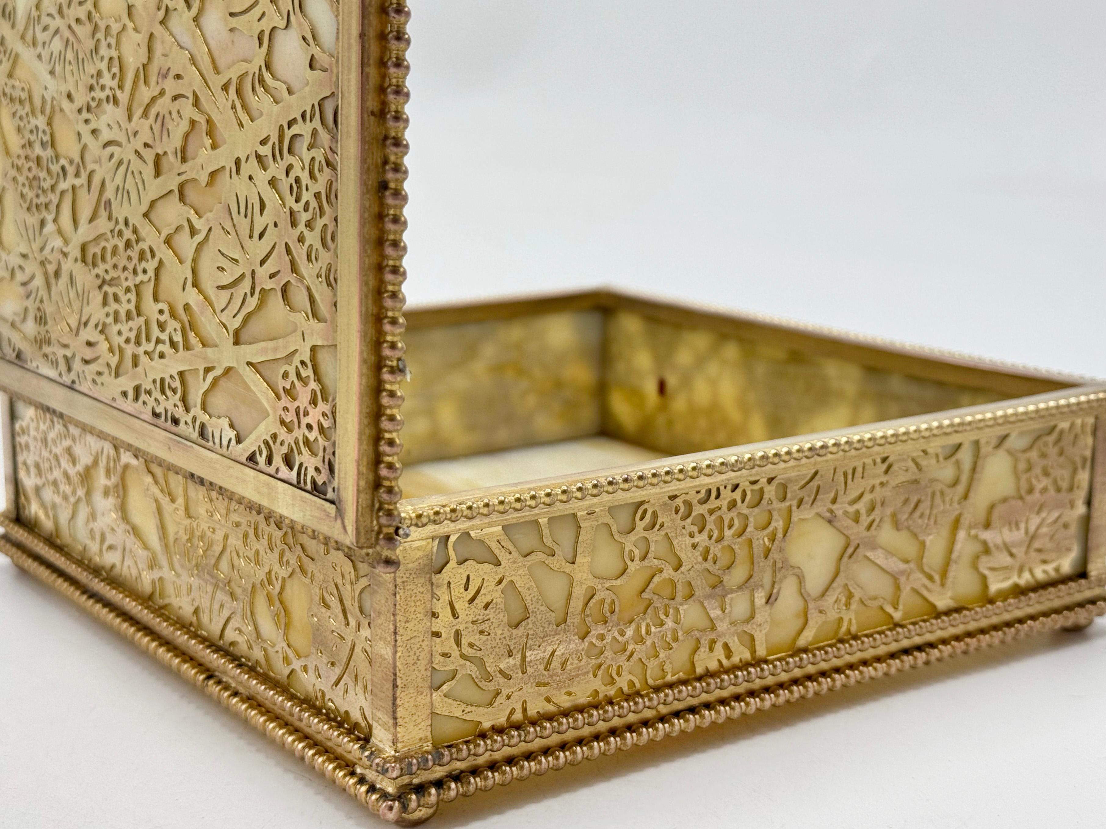 Decorative box by Tiffany Studios New York in bronze and and Slag Glass In Good Condition For Sale In Autonomous City Buenos Aires, CABA