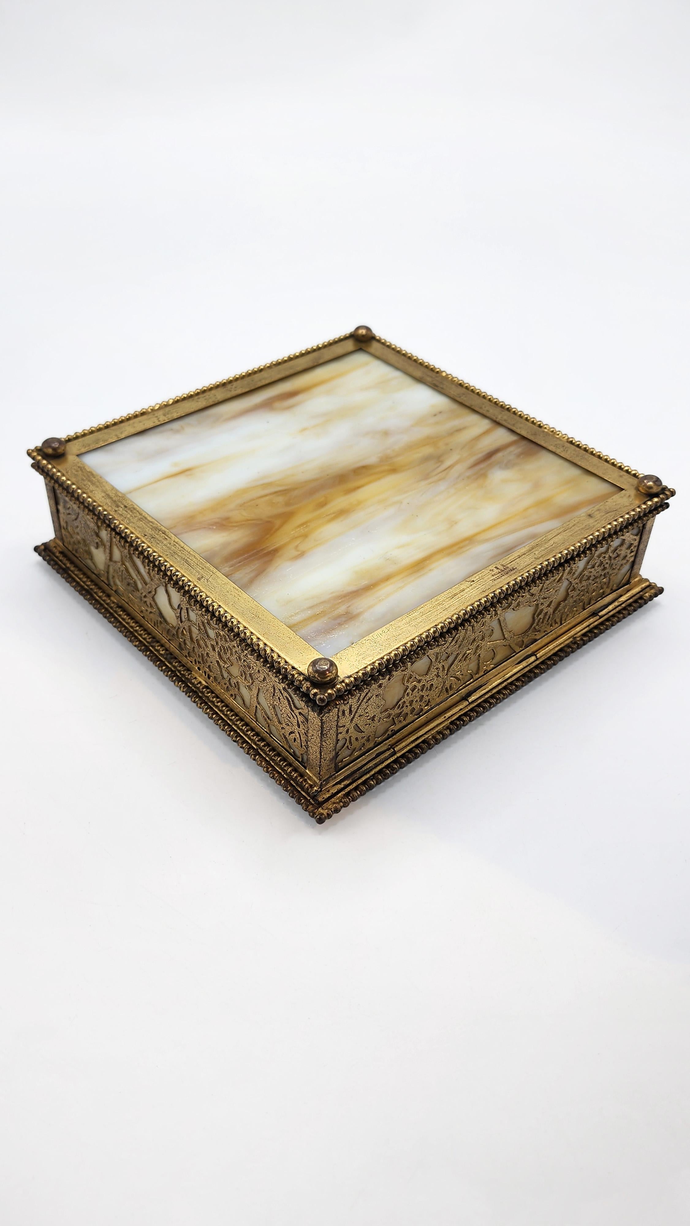 Art Nouveau Decorative box by Tiffany Studios New York in bronze and mother-of-pearl. in vendita