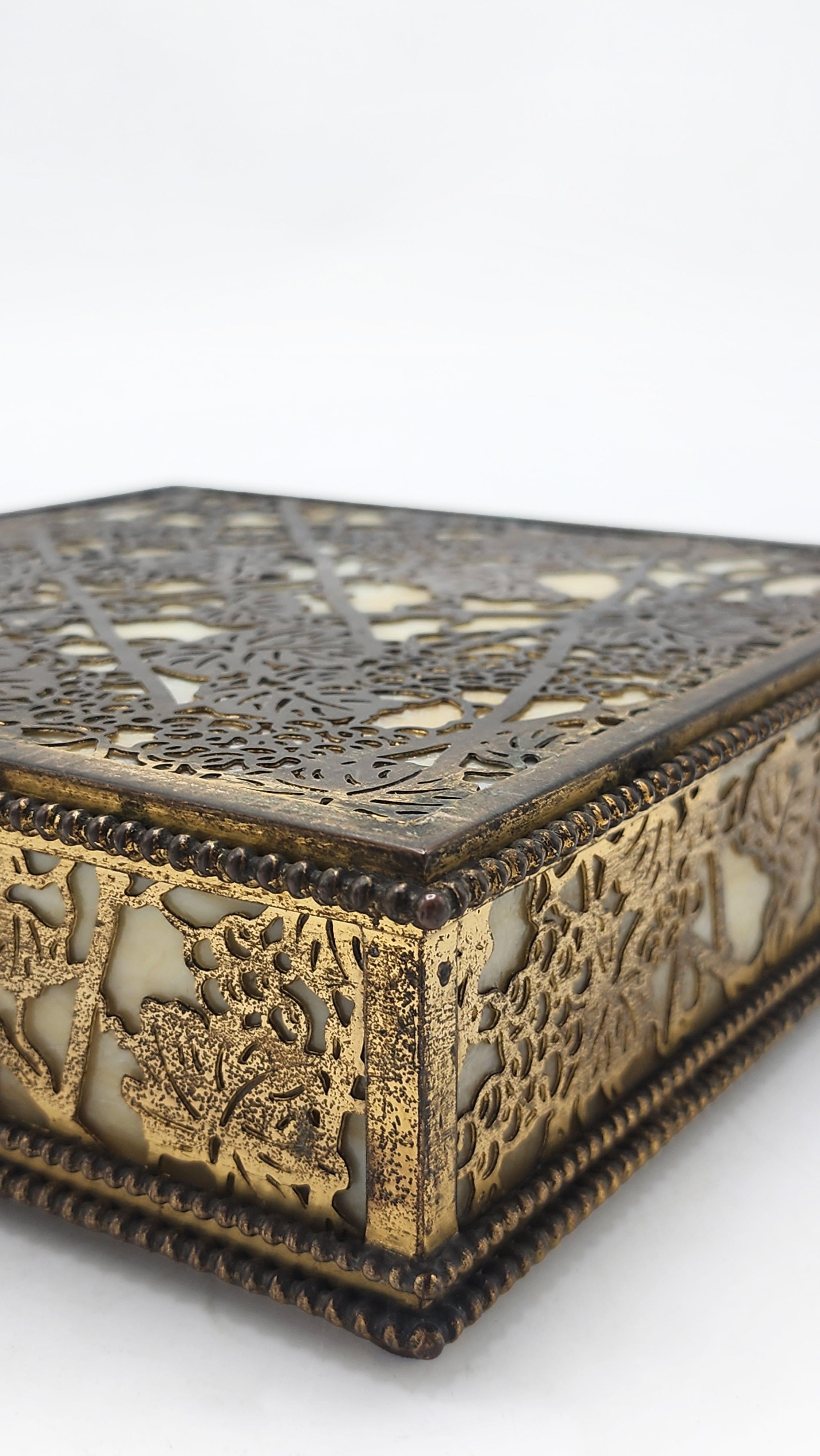 XX secolo Decorative box by Tiffany Studios New York in bronze and mother-of-pearl. in vendita