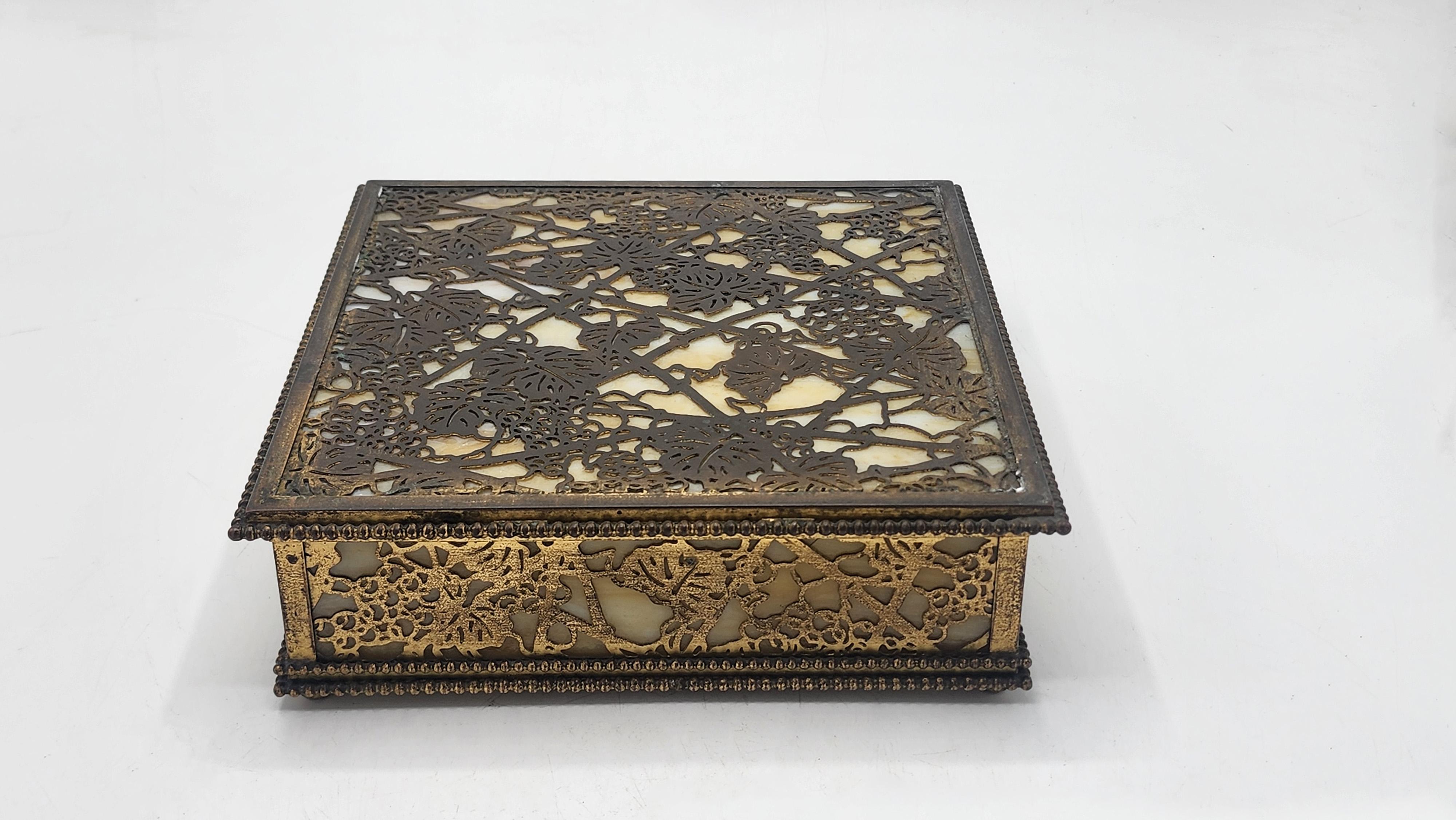 Bronzo Decorative box by Tiffany Studios New York in bronze and mother-of-pearl. in vendita