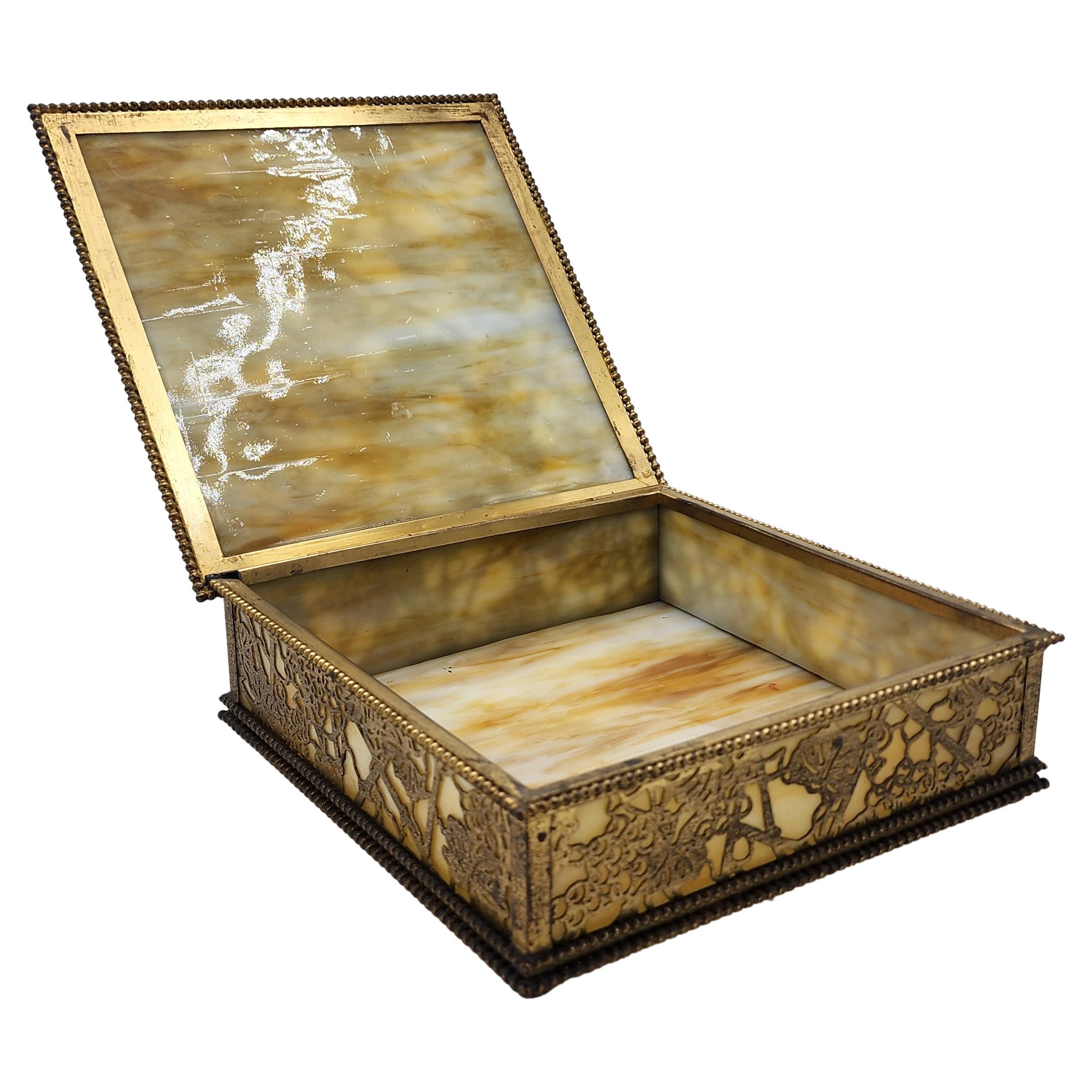 Decorative box by Tiffany Studios New York in bronze and mother-of-pearl. in vendita