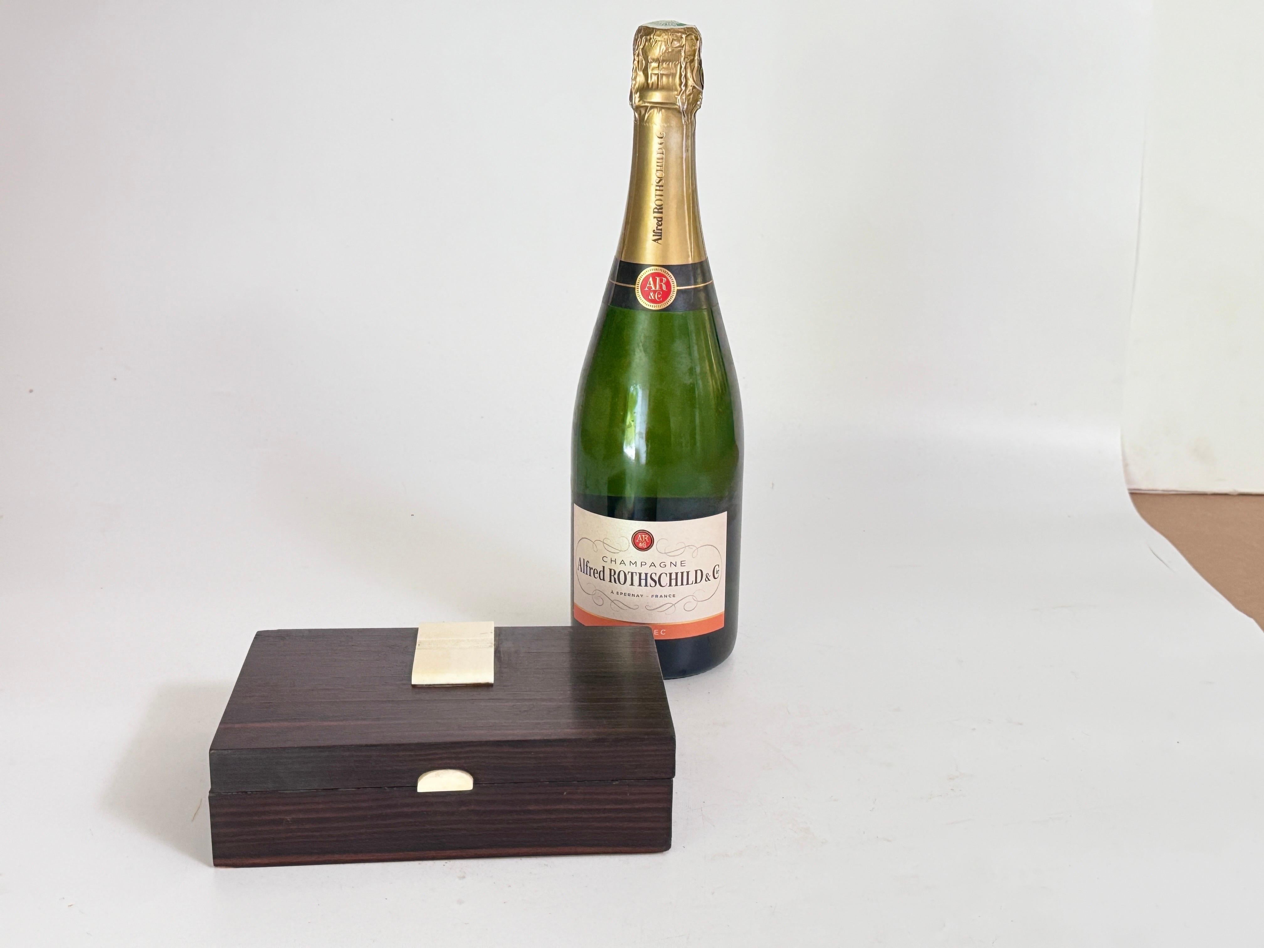 Dekorative Schachtel für Zigaretten in  Holz und Bakelit braun und weiß Farbe Frankreich 20.