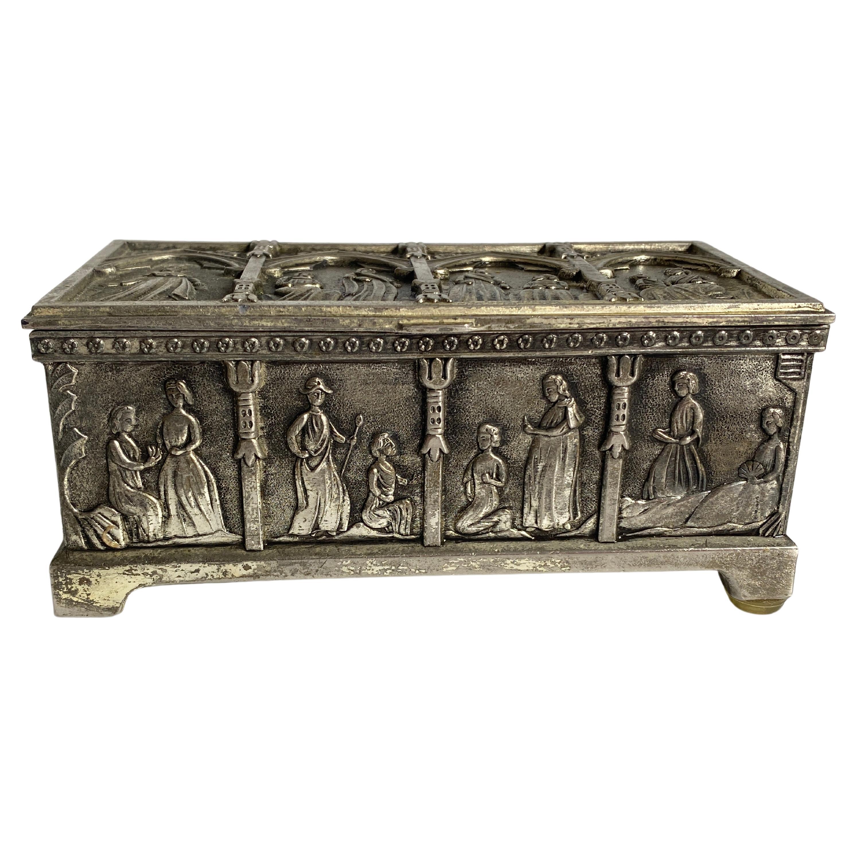 This Item is a box in metal, with an silver color. It has been done In England during the 19th Century.