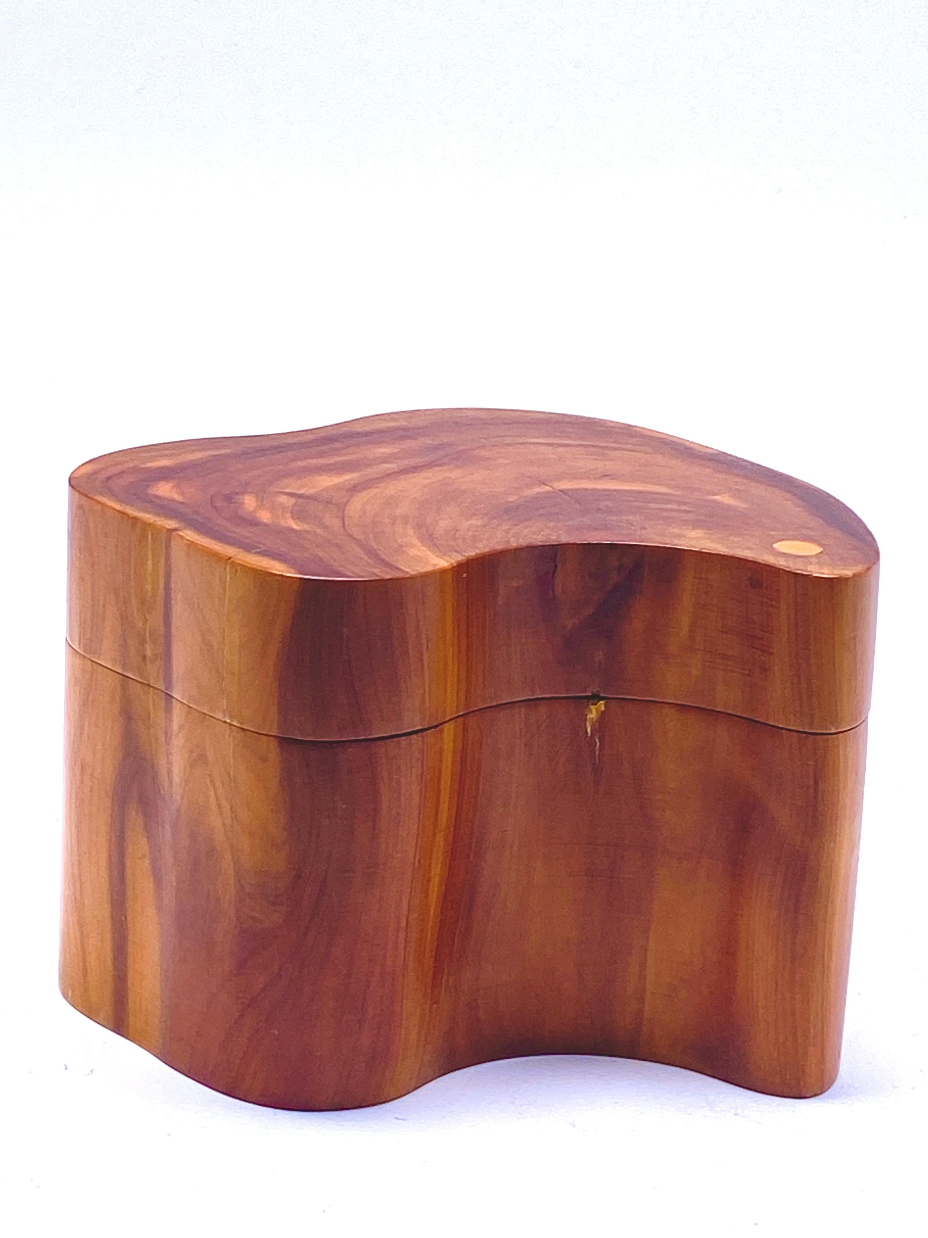 Box in olive wood, free-form. With a lid that turns and can be removed from the base of the box. The shape of this box is free and sinuous, which makes it very original and rare. There are noon so far, the day I put this announcement on the web