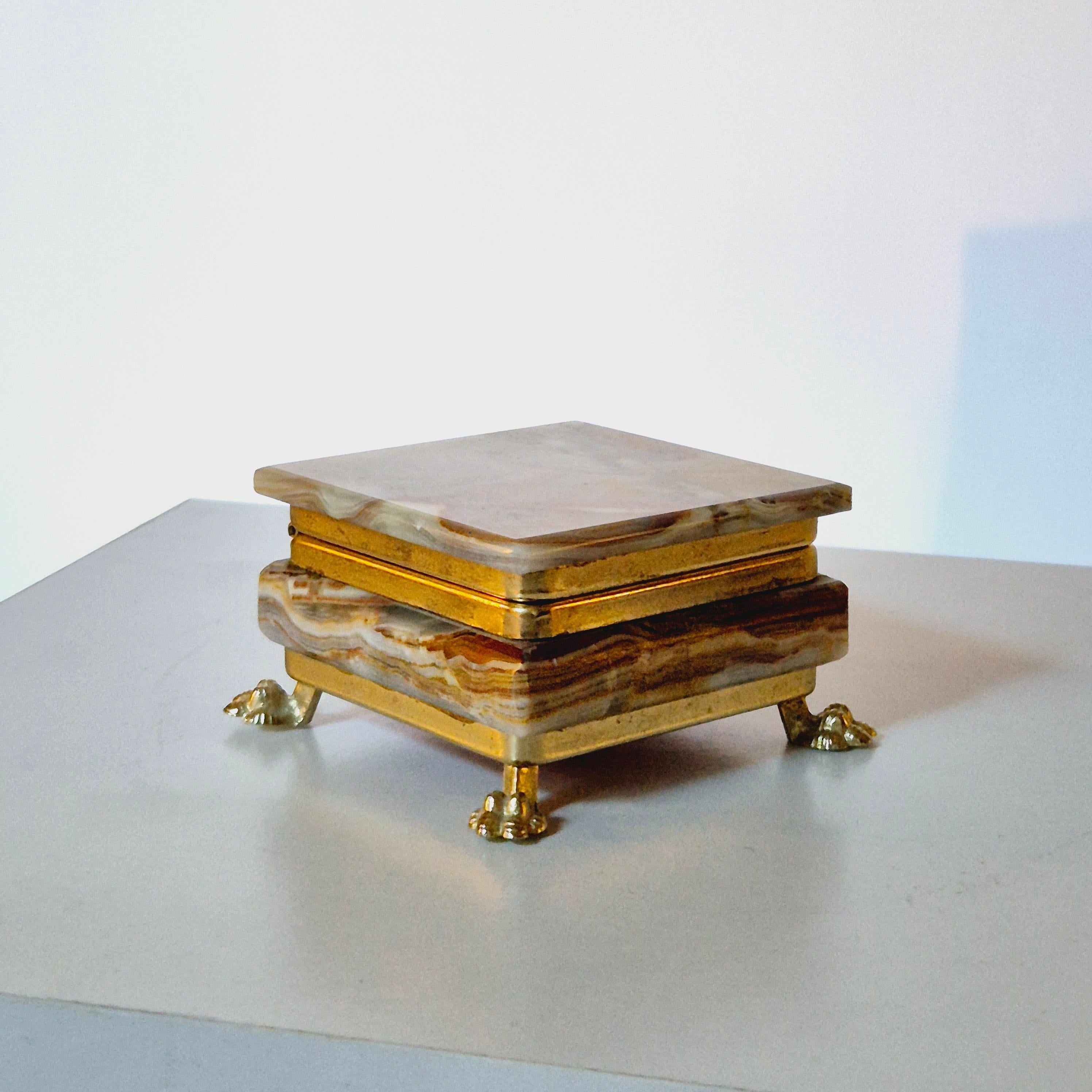 Hollywood Regency Decorative box in onyx with lions feet, Italy mid-1900s