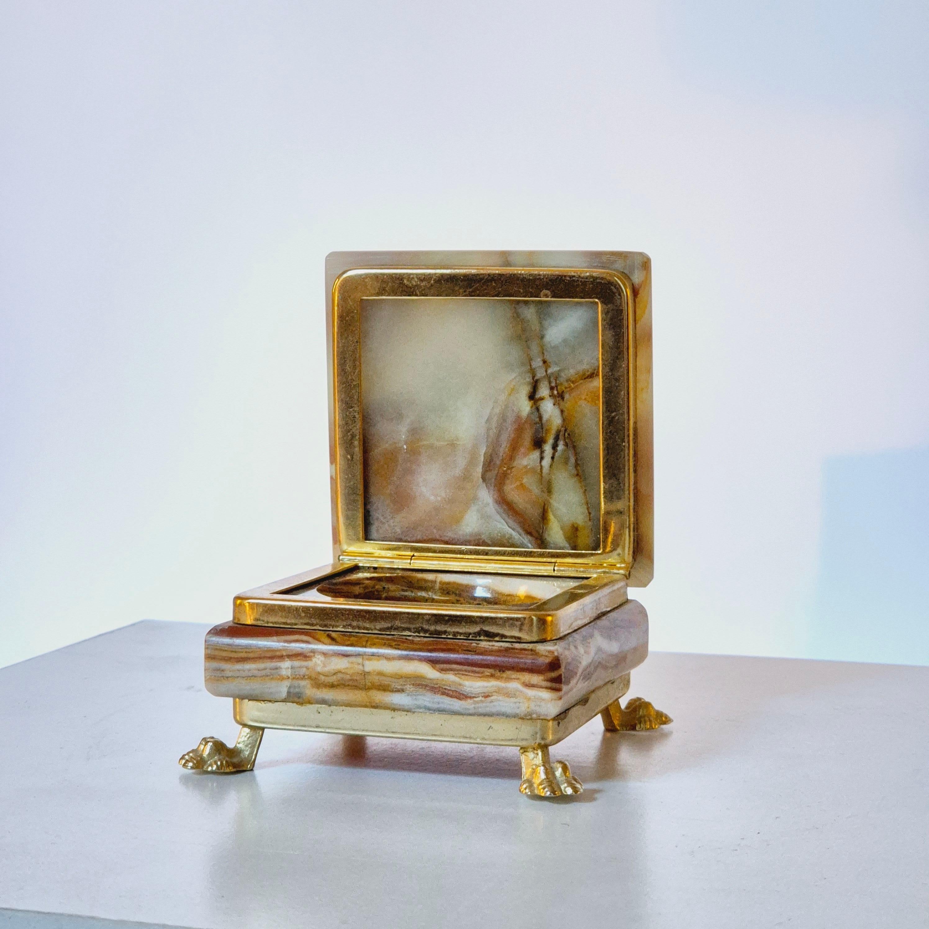 Italian Decorative box in onyx with lions feet, Italy mid-1900s