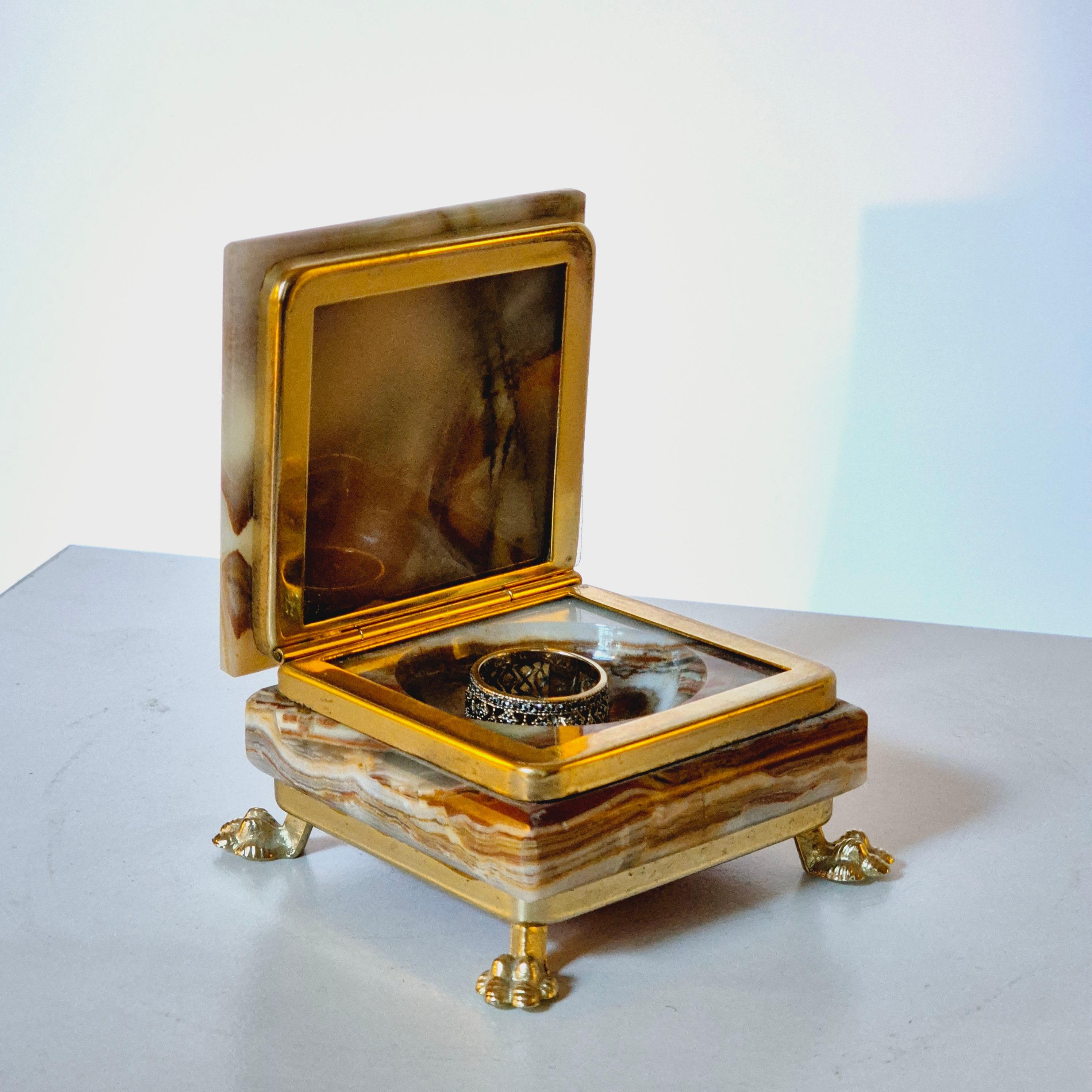 Decorative box in onyx with lions feet, Italy mid-1900s In Good Condition In Stockholm, SE