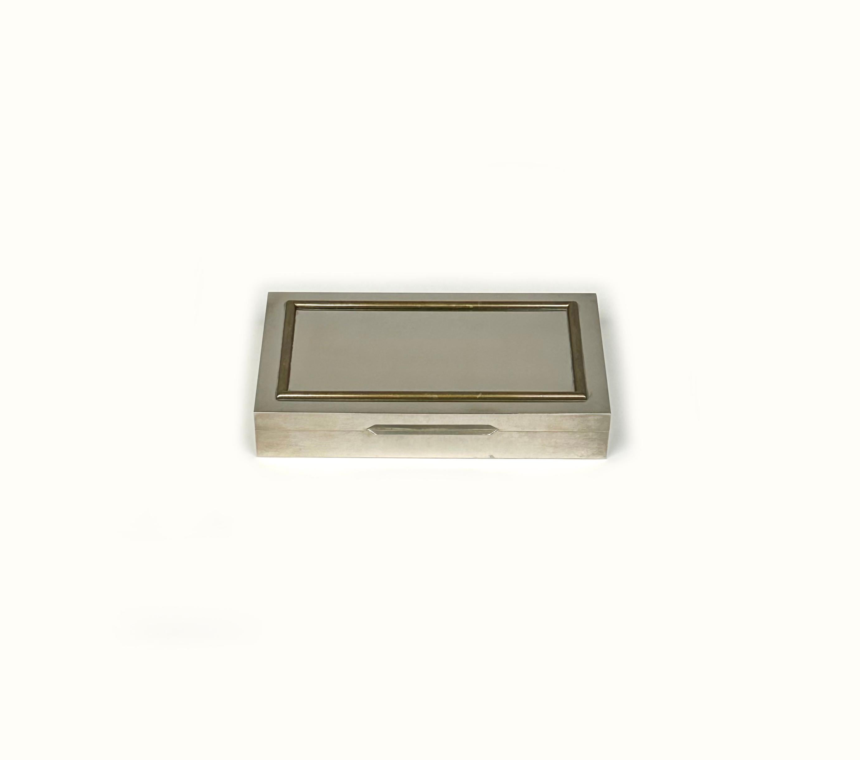 Caja decorativa de acero pulido, latón y madera de Rue Royale, Francia Años 70 en Bueno estado para la venta en Rome, IT