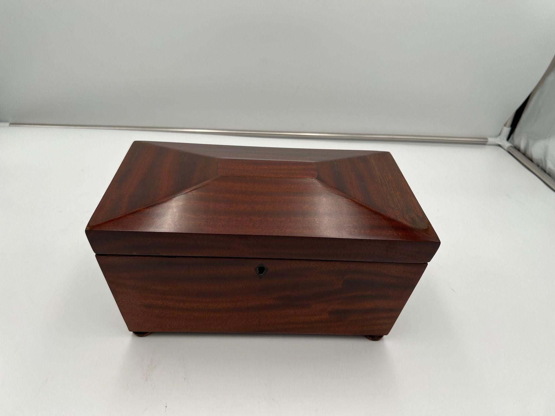 Mahogany solid wood, Shellac and-polished.
Brass hinges and lock.
Dimensions: H 60 cm x W 28.3 cm x 16.5 cm.