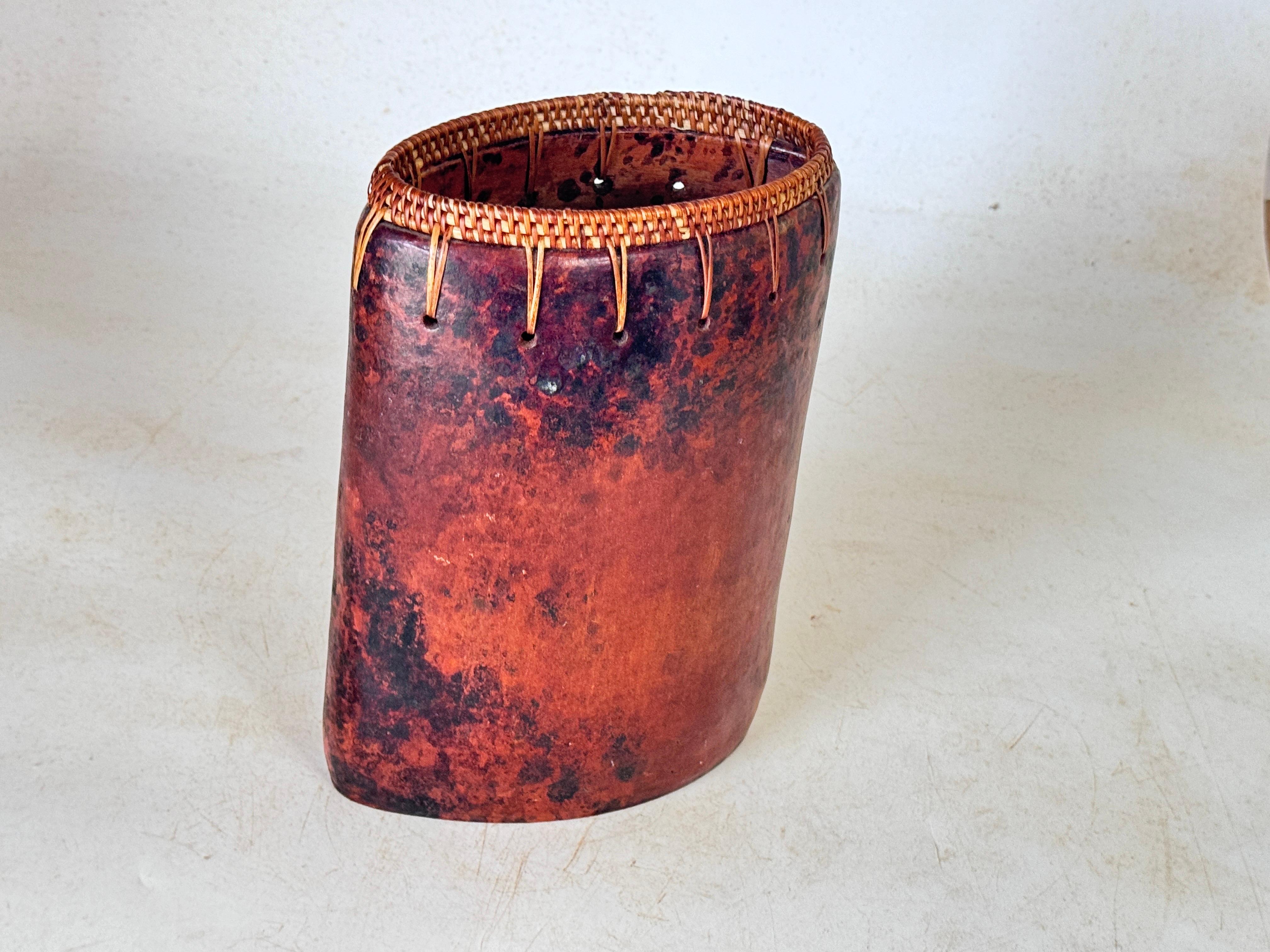 Boîte décorative ou vase en terre cuite Afrique 20ème siècle Couleur marron.