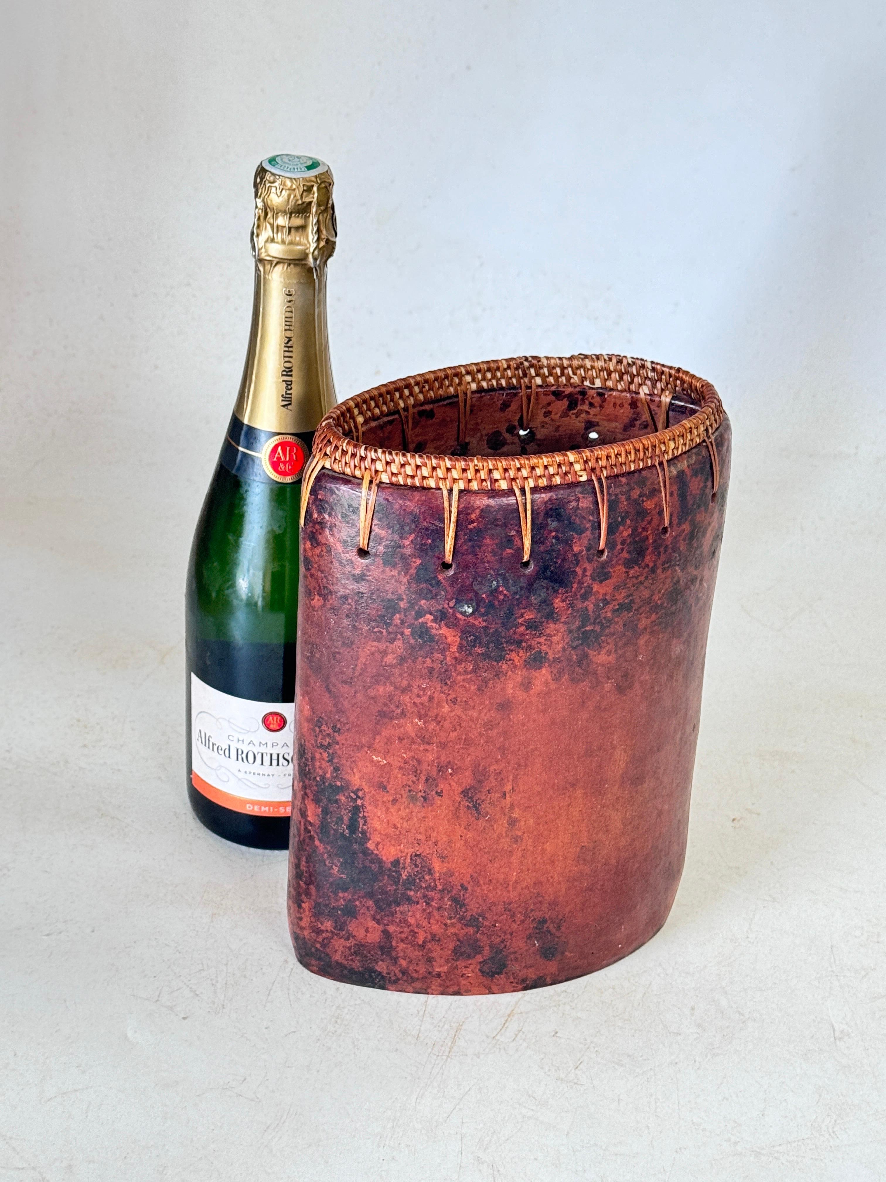 Brutalisme Boîte décorative ou vase en terre cuite Afrique 20e siècle Couleur Brown  en vente