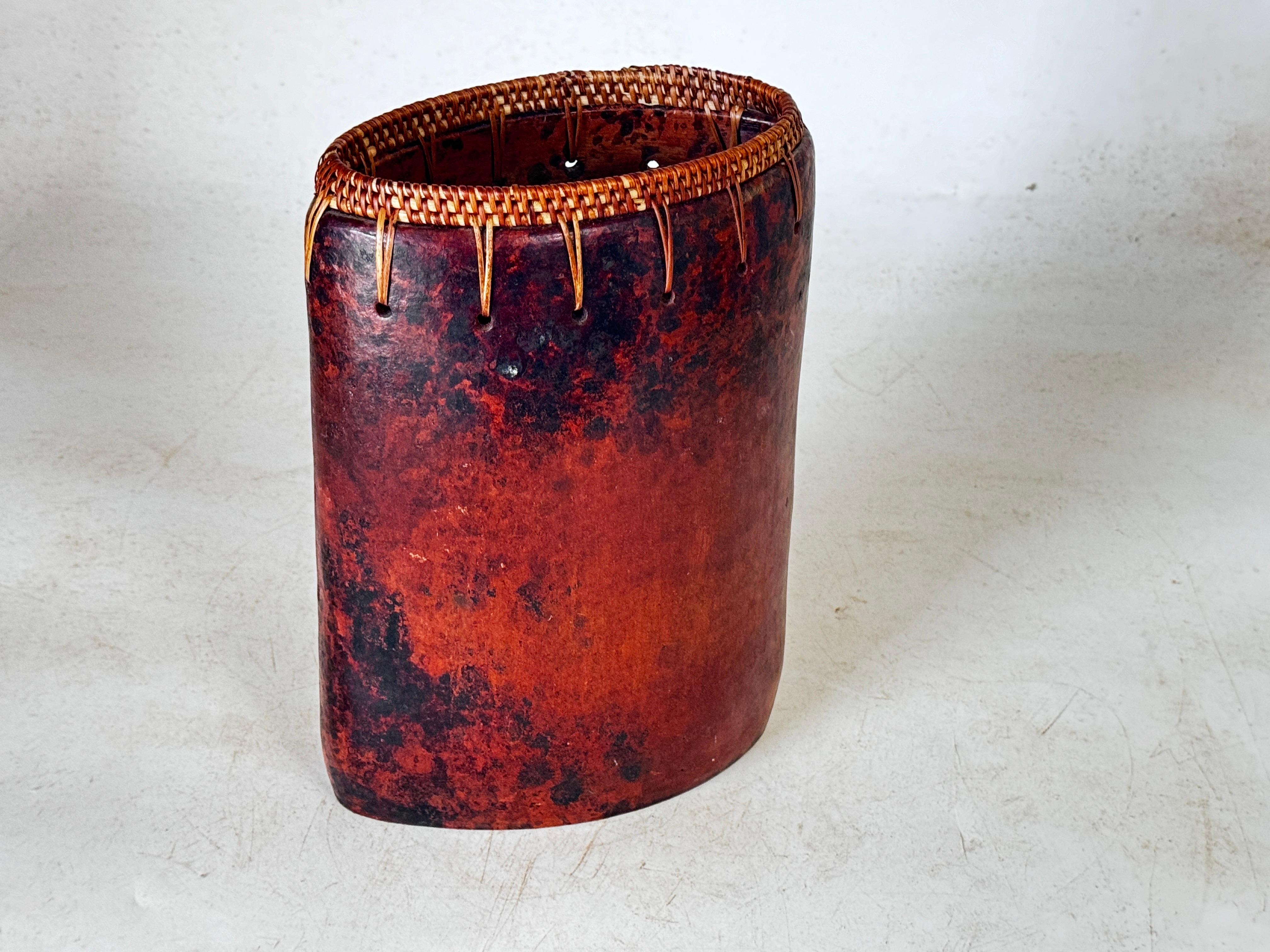 20ième siècle Boîte décorative ou vase en terre cuite Afrique 20e siècle Couleur Brown  en vente
