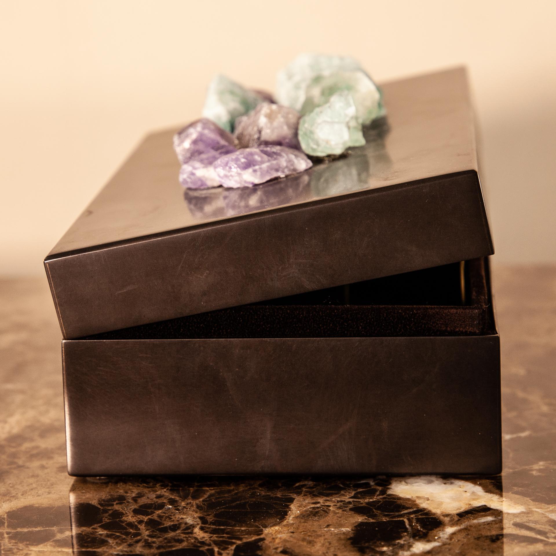 Decorative Box Solid Brass with Fluorite Natural Crystals In New Condition For Sale In Scandicci, Florence