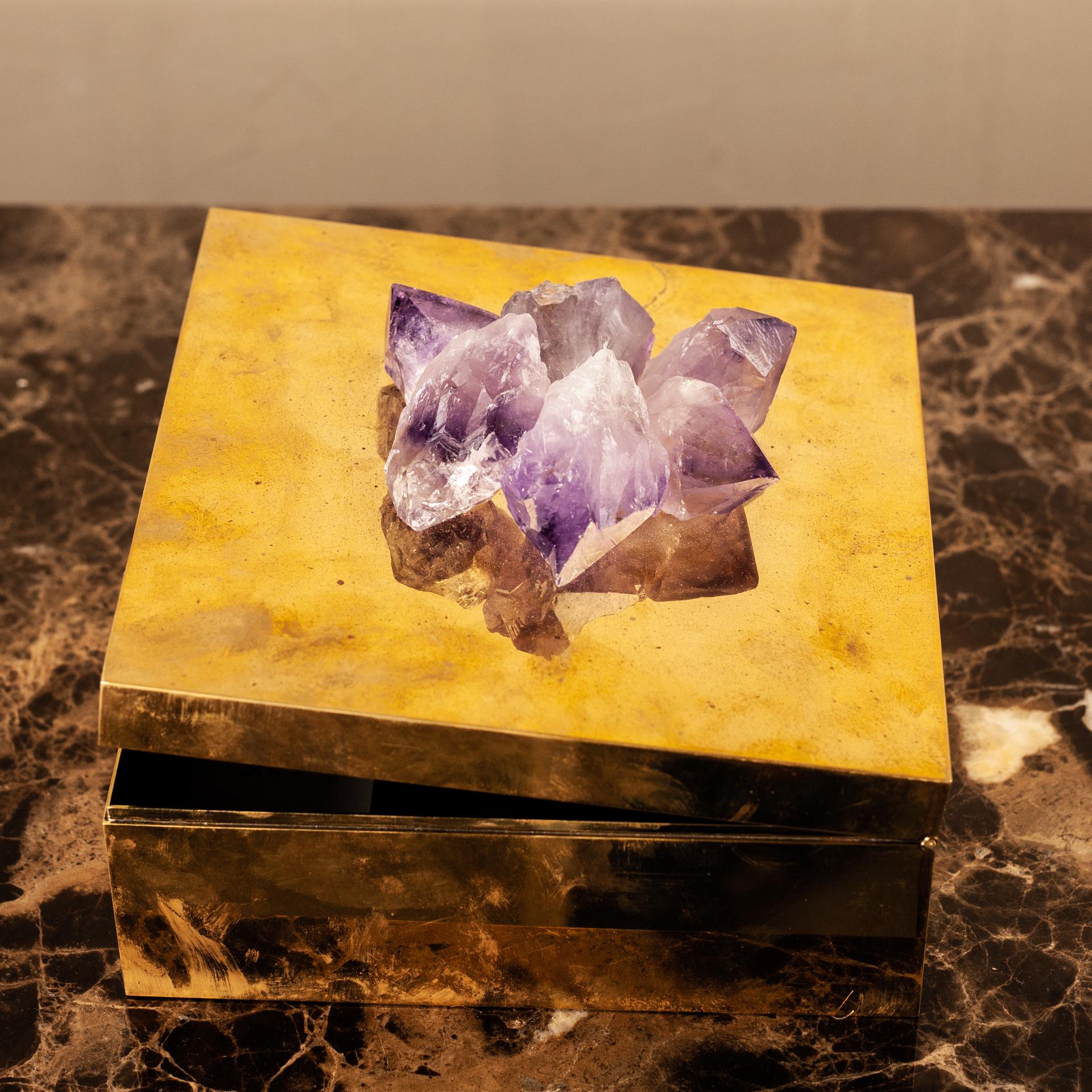 Decorative Box with Fluorite Crystals Elements In New Condition For Sale In Scandicci, Florence