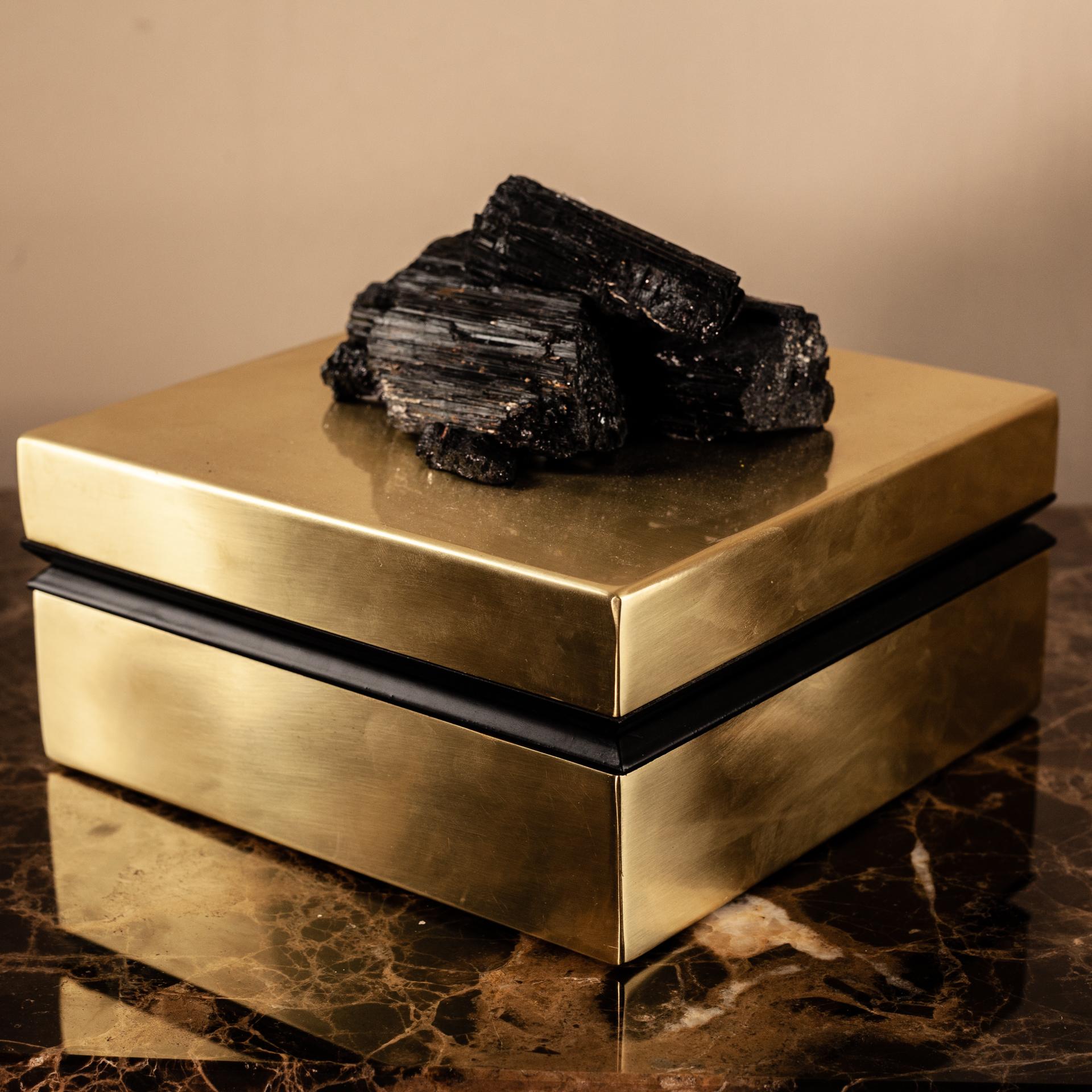 Box with real stone Tormalina, black color
metal parts in solid brass lacquered. With hinges
Made in Florence, Tuscany, by Selezioni Domus Firenze
Luxury forniture and fixtures for beautiful homes
see photos of details
Reference: Scatola