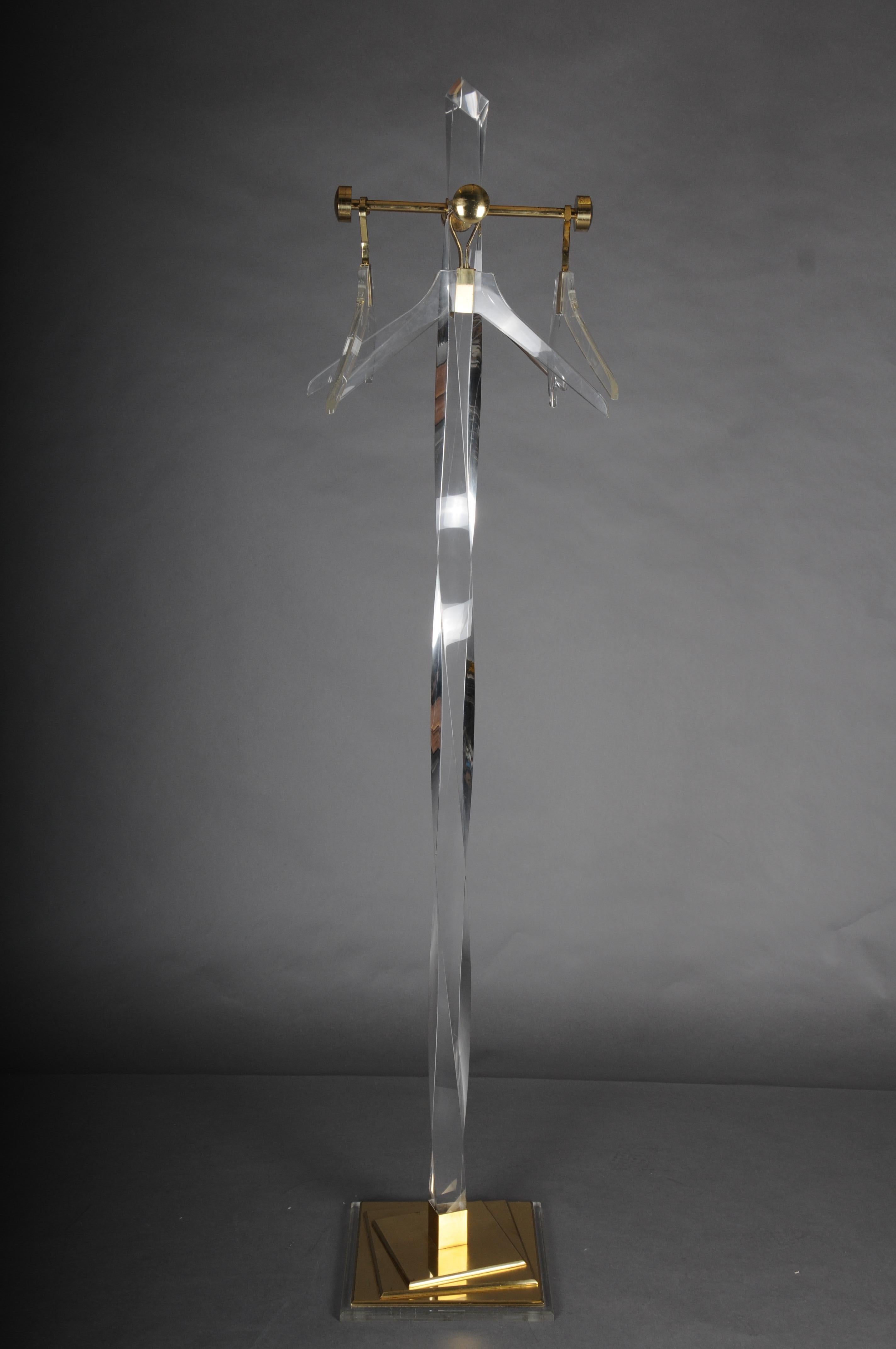 Dekorativer Garderobenständer aus Messing-Acryl, vergoldet im Hollywood Regency-Stil.

Dekorativer Garderobenständer aus vergoldetem Messing und Acryl im Hollywood-Regency-Stil.

Äußerst dekorativer und eleganter Garderobenständer mit vier Bügeln,