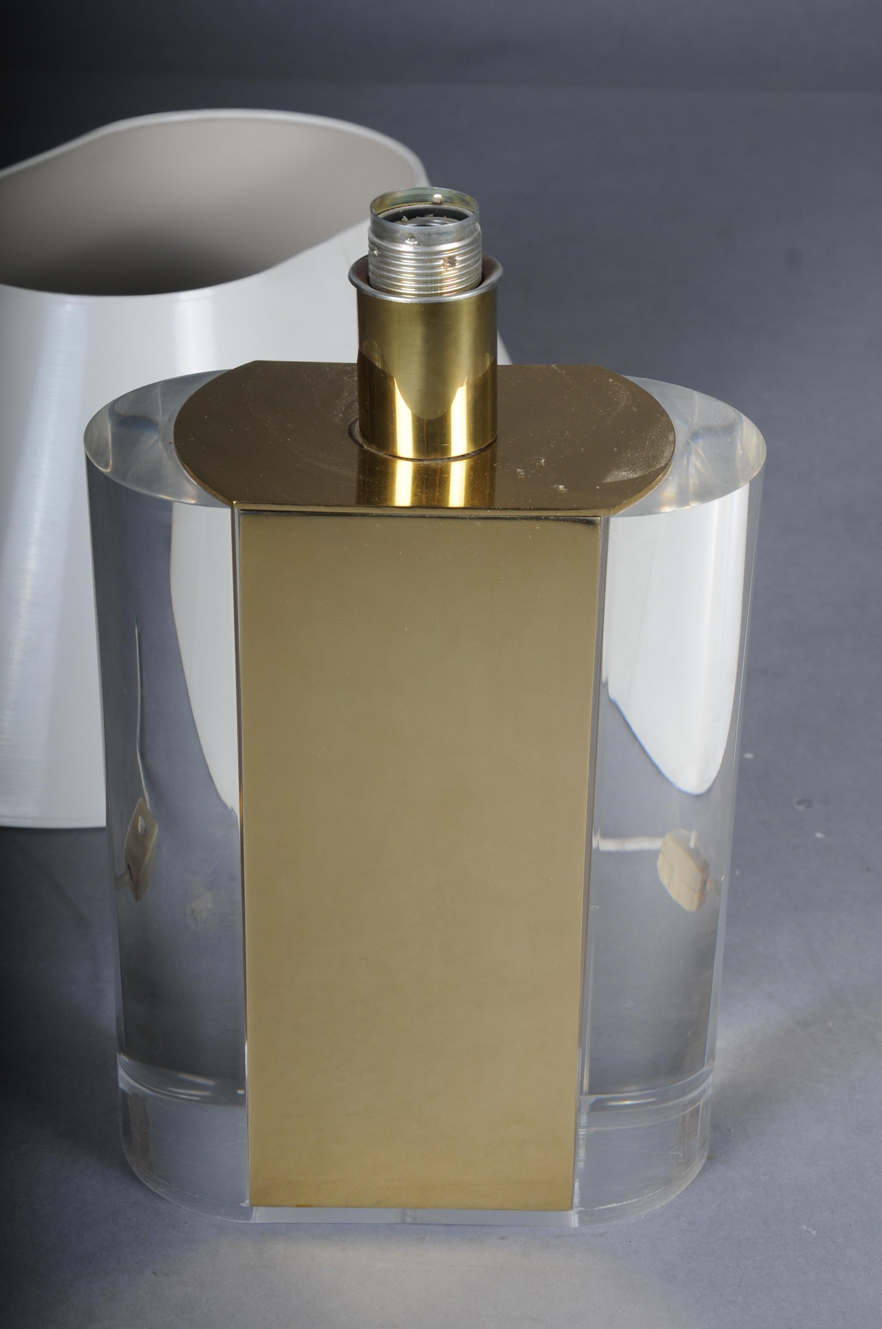 Lámpara decorativa de sobremesa de latón y acrílico de estilo Hollywood Regency. en venta 2