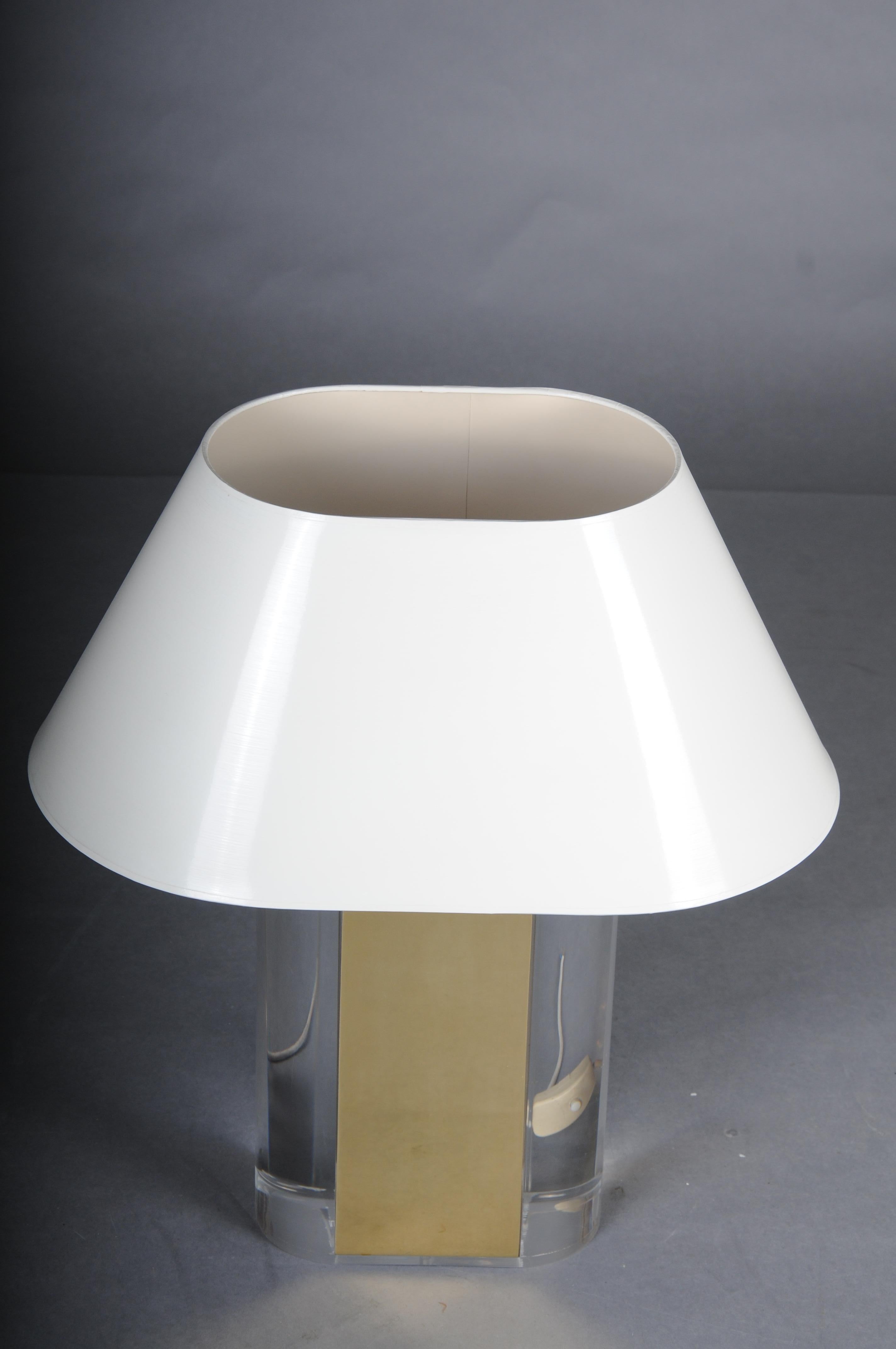 Lámpara decorativa de sobremesa de latón y acrílico de estilo Hollywood Regency.

Artesanía de alta calidad, chapada en oro con acrílico y latón. Un tono blanco brillante. Un casquillo para bombilla.

Electrificado y listo para su uso con normas