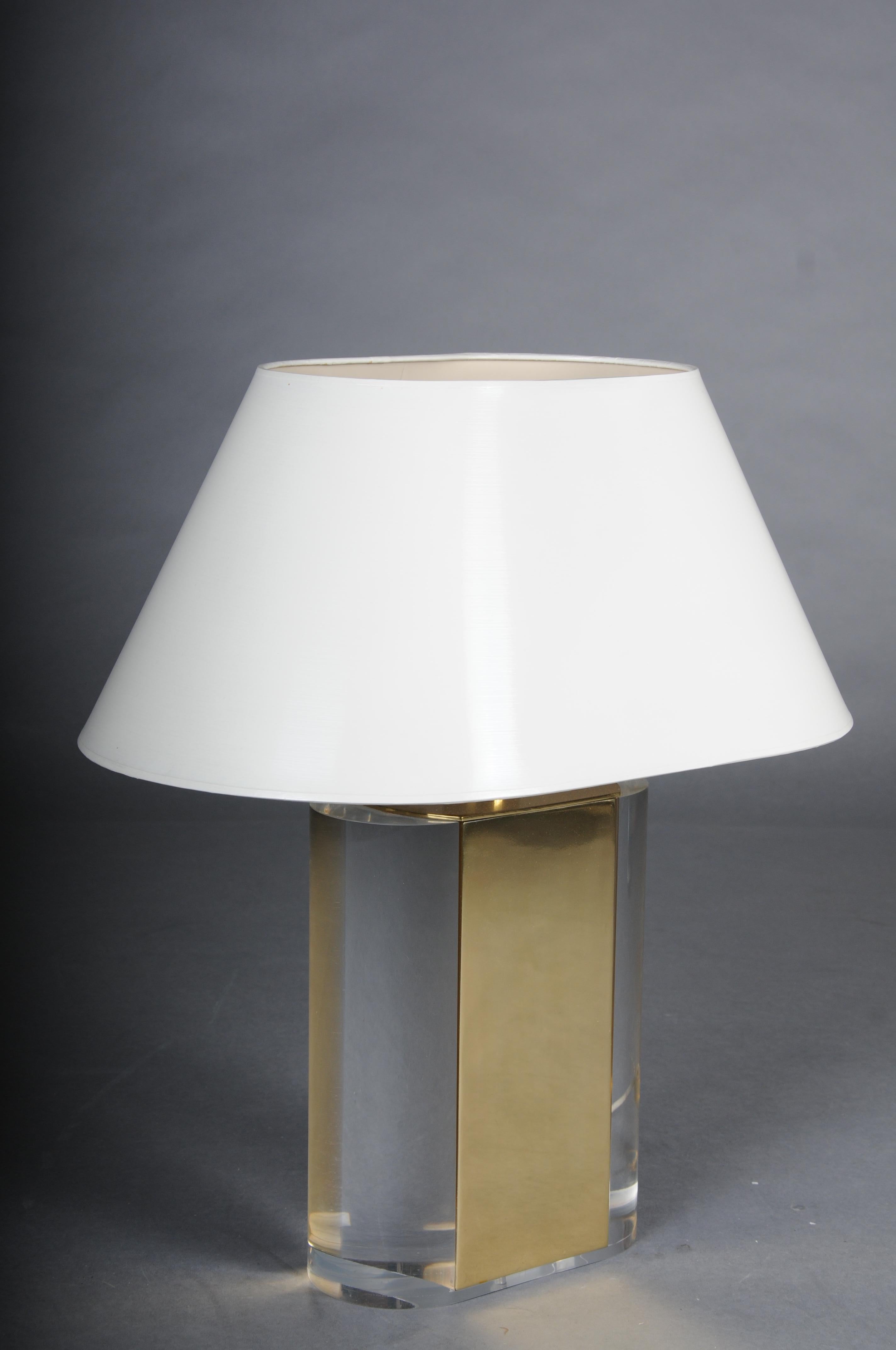 Lámpara decorativa de sobremesa de latón y acrílico de estilo Hollywood Regency. Dorado en venta