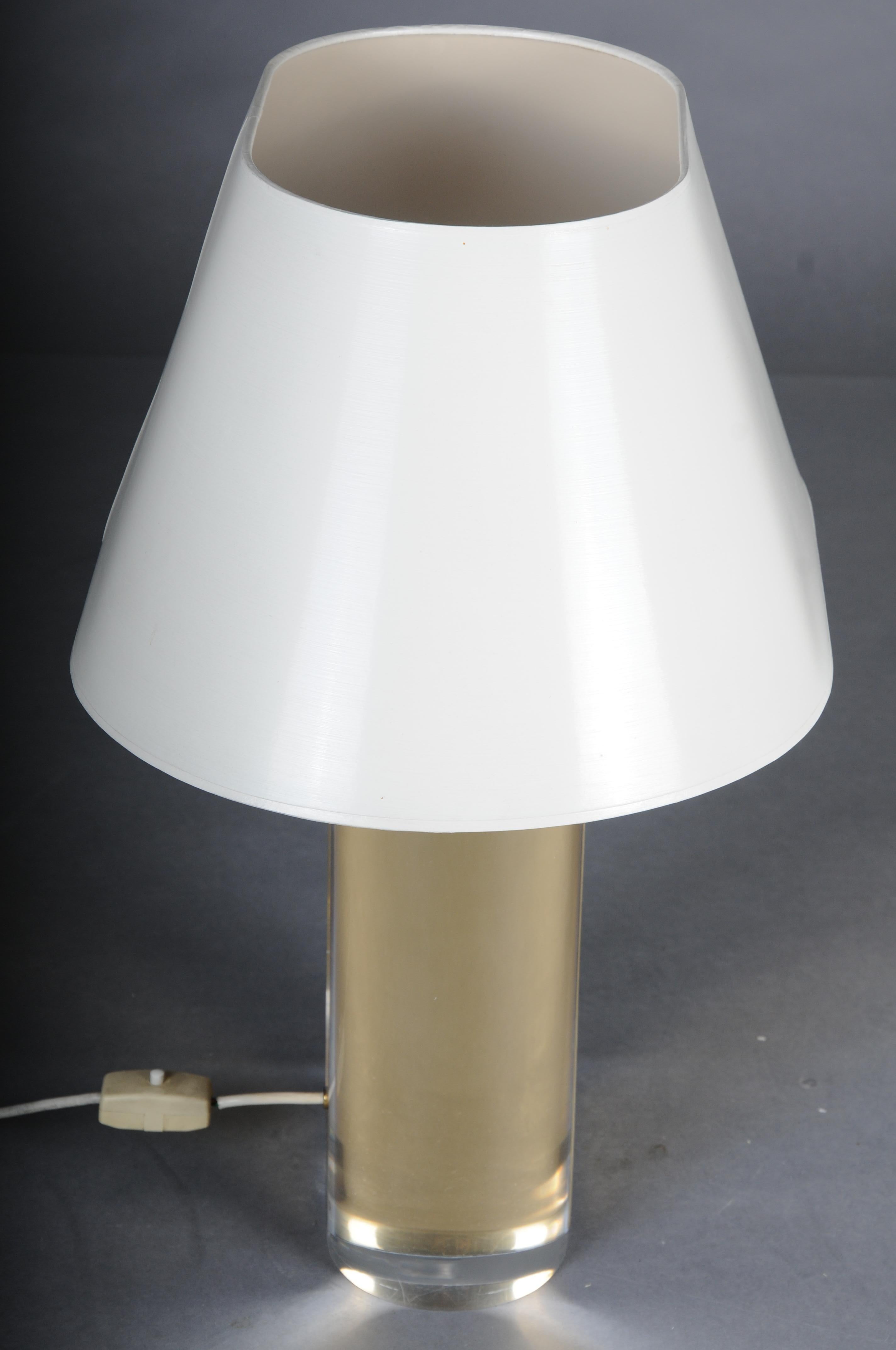 Lámpara decorativa de sobremesa de latón y acrílico de estilo Hollywood Regency. siglo XX en venta